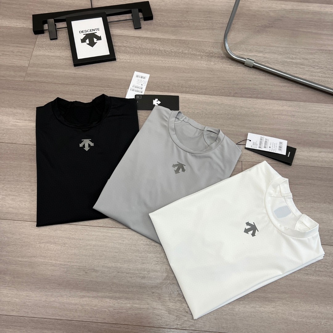 💰115
速干短袖！DESCENTE / 迪桑特陈伟霆 彭于晏同款
三色综训运动健身男女同款清爽速干短袖T恤夏季新款
原单DES综训系列运动健身男士轻薄透气速干T恤，这款T恤可以说是夏日必备的时尚单品！
首先，这款T恤采用优质的面料，综训系列运动健身男士轻薄透气速干T恤，质地轻薄，透气性极佳，让你在运动时充分感受到清凉、舒适的贴肤感觉，再也不用担心汗水黏腻。而且，速干的特点能让你的肌肤在运动后快速恢复干爽，让你远离尴尬的湿气困扰！
其次，设计上，原单DES综训系列运动健身男士轻薄透气速干T恤简约时尚，经典的款式搭配上独特的色彩，不仅彰显出你的个性与品味，同时也让你在运动场上更显霸气！
最后，这款T恤还有多种尺码可选，适合各种体型的人群，让你在健身时享受到无与伦比的舒适体验。
颜色 : 黑色 白色 灰色 尺码 : M-XXL
     胸围    衣长   袖长
M.  93       65     38
L.   98       67     40
XL. 103      69     42
XXL.108     71      43