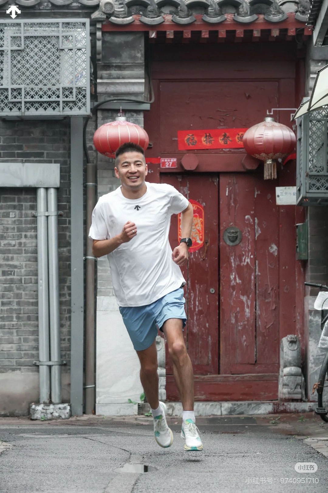 模特图!💰115
速干短袖!DESCENTE / 迪桑特陈伟霆 彭于晏同款
三色综训运动健身男女同款清爽速干短袖T恤夏季新款
原单DES综训系列运动健身男士轻薄透气速干T恤,这款T恤可以说是夏日必备的时尚单品!
首先,这款T恤采用优质的面料,综训系列运动健身男士轻薄透气速干T恤,质地轻薄,透气性极佳,让你在运动时充分感受到清凉、舒适的贴肤感觉,再也不用担心汗水黏腻。而且,速干的特点能让你的肌肤在运动后快速恢复干爽,让你远离尴尬的湿气困扰!
其次,设计上,原单DES综训系列运动健身男士轻薄透气速干T恤简约时尚,经典的款式搭配上独特的色彩,不仅彰显出你的个性与品味,同时也让你在运动场上更显霸气!
最后,这款T恤还有多种尺码可选,适合各种体型的人群,让你在健身时享受到无与伦比的舒适体验。
颜色 : 黑色 白色 灰色 尺码 : M-XXL
胸围 衣长 袖长
M. 93 65 38
L. 98 67 40
XL. 103 69 42
XXL.108 71 43