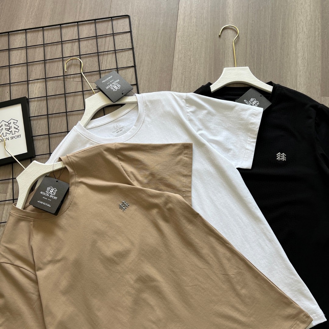 💰95
KOLON SPORT🌲 / 可隆三色25年夏季科技感立体压胶短袖T恤户外凉感运动短袖徒步弹力透气防晒短袖
客供订制黑科技冷感防晒面料
穿上0感舒适亲肤速干透气还防晒[强]
采用UPF85+冷感防晒面料制成男士运动短袖T恤 版型合身，基础百搭，面料触感轻盈柔软，柔软透气，特有的细腻亲肤感，贴身舒爽垂顺，超抗皱 ❗️不缩水 ❗️不起球 ❗️不变形  良好的透气效果，带来夏日舒适感。原版跟单 3D立体裁剪修身版型 下摆开叉设计即运动也休闲 衣服细节处处到位 包领条重工logo压花字母彰显品牌形象
胸前KOLONSPORT字母logo.不褪色 水洗不脱落。多道繁琐工艺，带来非凡上身效果，众多小细节，并不复杂的风格，受到众多时尚达人喜欢，设计的很有想法。修身版型立体裁剪 百搭爆款 
颜色：黑色 白色 浅棕 尺码：M-XXXL 
         衣长   胸围	  肩宽      	袖长
M	    67	  104      41.5	      21
L	    69      108     43	      21.6
XL	    71       112	  44.5     	22.2
2XL    73       116	   46	       23
3XL    75        120    47	      23.8
M可穿120斤/L可穿130斤/XL可穿145斤/2XL可穿165斤/3XL可穿185斤