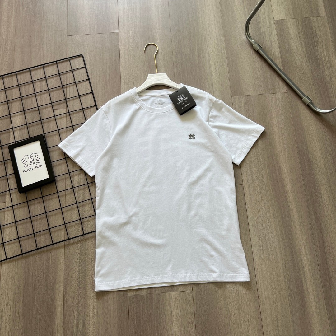 💰95
KOLON SPORT🌲 / 可隆三色25年夏季科技感立体压胶短袖T恤户外凉感运动短袖徒步弹力透气防晒短袖
客供订制黑科技冷感防晒面料
穿上0感舒适亲肤速干透气还防晒[强]
采用UPF85+冷感防晒面料制成男士运动短袖T恤 版型合身，基础百搭，面料触感轻盈柔软，柔软透气，特有的细腻亲肤感，贴身舒爽垂顺，超抗皱 ❗️不缩水 ❗️不起球 ❗️不变形  良好的透气效果，带来夏日舒适感。原版跟单 3D立体裁剪修身版型 下摆开叉设计即运动也休闲 衣服细节处处到位 包领条重工logo压花字母彰显品牌形象
胸前KOLONSPORT字母logo.不褪色 水洗不脱落。多道繁琐工艺，带来非凡上身效果，众多小细节，并不复杂的风格，受到众多时尚达人喜欢，设计的很有想法。修身版型立体裁剪 百搭爆款 
颜色：黑色 白色 浅棕 尺码：M-XXXL 
         衣长   胸围	  肩宽      	袖长
M	    67	  104      41.5	      21
L	    69      108     43	      21.6
XL	    71       112	  44.5     	22.2
2XL    73       116	   46	       23
3XL    75        120    47	      23.8
M可穿120斤/L可穿130斤/XL可穿145斤/2XL可穿165斤/3XL可穿185斤