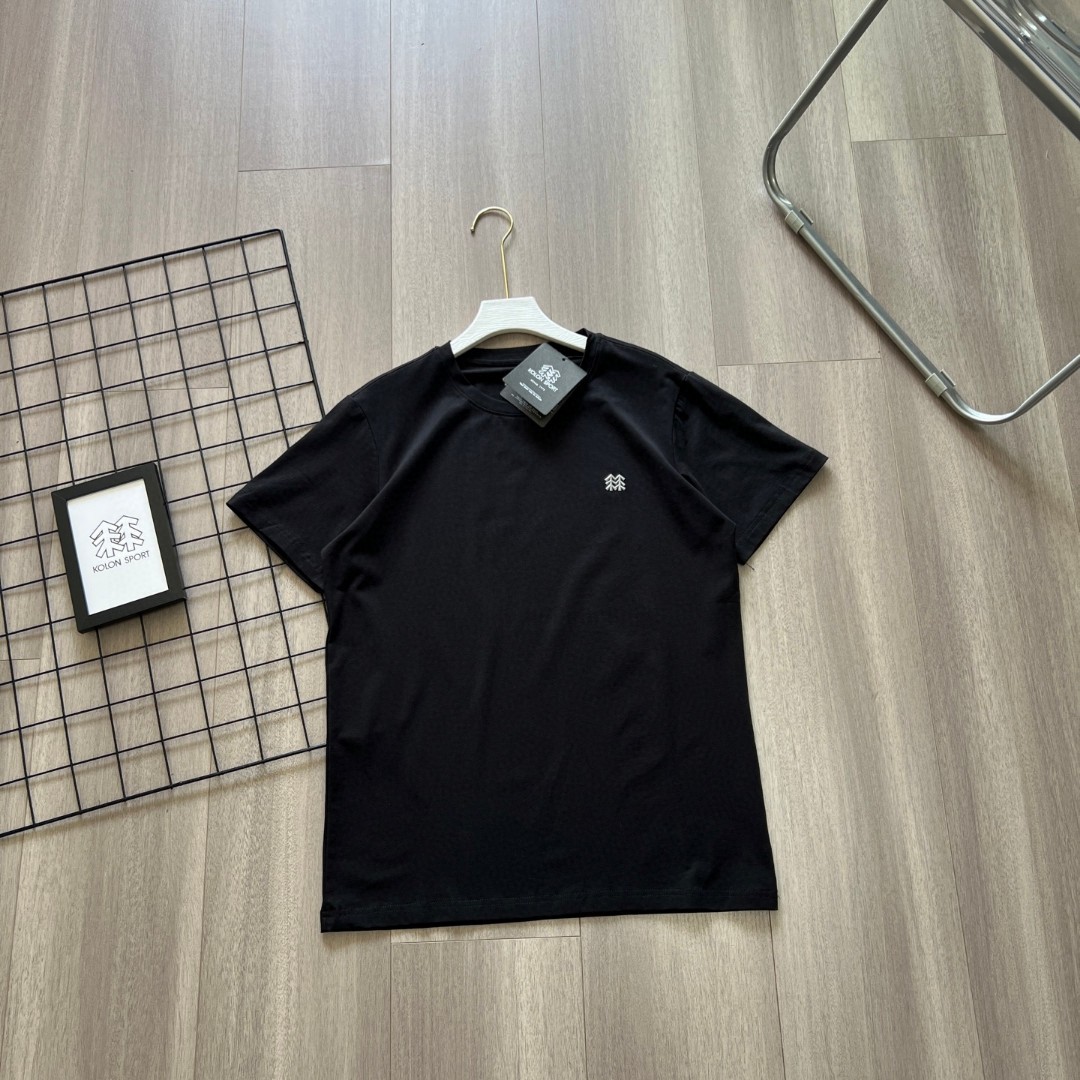 💰95
KOLON SPORT🌲 / 可隆三色25年夏季科技感立体压胶短袖T恤户外凉感运动短袖徒步弹力透气防晒短袖
客供订制黑科技冷感防晒面料
穿上0感舒适亲肤速干透气还防晒[强]
采用UPF85+冷感防晒面料制成男士运动短袖T恤 版型合身，基础百搭，面料触感轻盈柔软，柔软透气，特有的细腻亲肤感，贴身舒爽垂顺，超抗皱 ❗️不缩水 ❗️不起球 ❗️不变形  良好的透气效果，带来夏日舒适感。原版跟单 3D立体裁剪修身版型 下摆开叉设计即运动也休闲 衣服细节处处到位 包领条重工logo压花字母彰显品牌形象
胸前KOLONSPORT字母logo.不褪色 水洗不脱落。多道繁琐工艺，带来非凡上身效果，众多小细节，并不复杂的风格，受到众多时尚达人喜欢，设计的很有想法。修身版型立体裁剪 百搭爆款 
颜色：黑色 白色 浅棕 尺码：M-XXXL 
         衣长   胸围	  肩宽      	袖长
M	    67	  104      41.5	      21
L	    69      108     43	      21.6
XL	    71       112	  44.5     	22.2
2XL    73       116	   46	       23
3XL    75        120    47	      23.8
M可穿120斤/L可穿130斤/XL可穿145斤/2XL可穿165斤/3XL可穿185斤