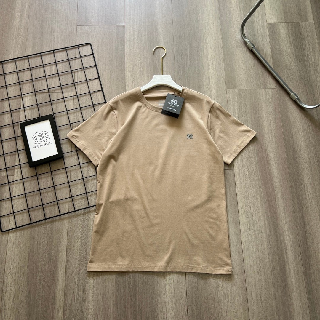 💰95
KOLON SPORT🌲 / 可隆三色25年夏季科技感立体压胶短袖T恤户外凉感运动短袖徒步弹力透气防晒短袖
客供订制黑科技冷感防晒面料
穿上0感舒适亲肤速干透气还防晒[强]
采用UPF85+冷感防晒面料制成男士运动短袖T恤 版型合身，基础百搭，面料触感轻盈柔软，柔软透气，特有的细腻亲肤感，贴身舒爽垂顺，超抗皱 ❗️不缩水 ❗️不起球 ❗️不变形  良好的透气效果，带来夏日舒适感。原版跟单 3D立体裁剪修身版型 下摆开叉设计即运动也休闲 衣服细节处处到位 包领条重工logo压花字母彰显品牌形象
胸前KOLONSPORT字母logo.不褪色 水洗不脱落。多道繁琐工艺，带来非凡上身效果，众多小细节，并不复杂的风格，受到众多时尚达人喜欢，设计的很有想法。修身版型立体裁剪 百搭爆款 
颜色：黑色 白色 浅棕 尺码：M-XXXL 
         衣长   胸围	  肩宽      	袖长
M	    67	  104      41.5	      21
L	    69      108     43	      21.6
XL	    71       112	  44.5     	22.2
2XL    73       116	   46	       23
3XL    75        120    47	      23.8
M可穿120斤/L可穿130斤/XL可穿145斤/2XL可穿165斤/3XL可穿185斤