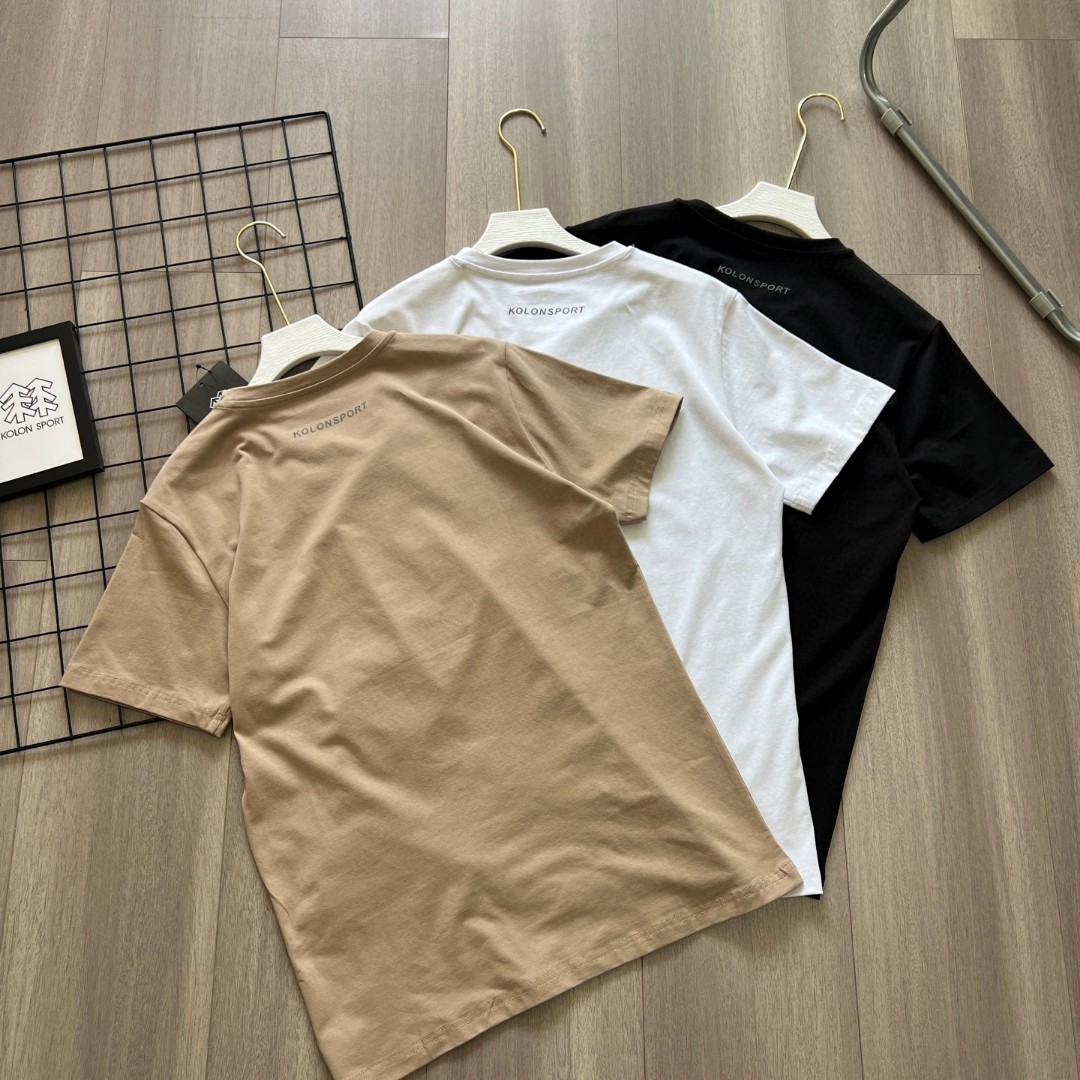 💰95
KOLON SPORT🌲 / 可隆三色25年夏季科技感立体压胶短袖T恤户外凉感运动短袖徒步弹力透气防晒短袖
客供订制黑科技冷感防晒面料
穿上0感舒适亲肤速干透气还防晒[强]
采用UPF85+冷感防晒面料制成男士运动短袖T恤 版型合身，基础百搭，面料触感轻盈柔软，柔软透气，特有的细腻亲肤感，贴身舒爽垂顺，超抗皱 ❗️不缩水 ❗️不起球 ❗️不变形  良好的透气效果，带来夏日舒适感。原版跟单 3D立体裁剪修身版型 下摆开叉设计即运动也休闲 衣服细节处处到位 包领条重工logo压花字母彰显品牌形象
胸前KOLONSPORT字母logo.不褪色 水洗不脱落。多道繁琐工艺，带来非凡上身效果，众多小细节，并不复杂的风格，受到众多时尚达人喜欢，设计的很有想法。修身版型立体裁剪 百搭爆款 
颜色：黑色 白色 浅棕 尺码：M-XXXL 
         衣长   胸围	  肩宽      	袖长
M	    67	  104      41.5	      21
L	    69      108     43	      21.6
XL	    71       112	  44.5     	22.2
2XL    73       116	   46	       23
3XL    75        120    47	      23.8
M可穿120斤/L可穿130斤/XL可穿145斤/2XL可穿165斤/3XL可穿185斤