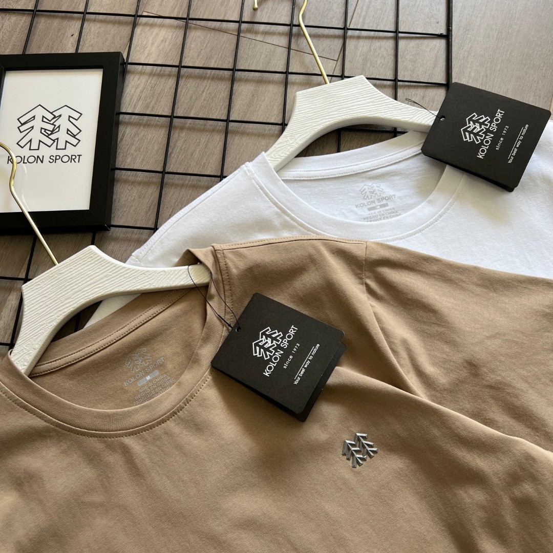 💰95
KOLON SPORT🌲 / 可隆三色25年夏季科技感立体压胶短袖T恤户外凉感运动短袖徒步弹力透气防晒短袖
客供订制黑科技冷感防晒面料
穿上0感舒适亲肤速干透气还防晒[强]
采用UPF85+冷感防晒面料制成男士运动短袖T恤 版型合身，基础百搭，面料触感轻盈柔软，柔软透气，特有的细腻亲肤感，贴身舒爽垂顺，超抗皱 ❗️不缩水 ❗️不起球 ❗️不变形  良好的透气效果，带来夏日舒适感。原版跟单 3D立体裁剪修身版型 下摆开叉设计即运动也休闲 衣服细节处处到位 包领条重工logo压花字母彰显品牌形象
胸前KOLONSPORT字母logo.不褪色 水洗不脱落。多道繁琐工艺，带来非凡上身效果，众多小细节，并不复杂的风格，受到众多时尚达人喜欢，设计的很有想法。修身版型立体裁剪 百搭爆款 
颜色：黑色 白色 浅棕 尺码：M-XXXL 
         衣长   胸围	  肩宽      	袖长
M	    67	  104      41.5	      21
L	    69      108     43	      21.6
XL	    71       112	  44.5     	22.2
2XL    73       116	   46	       23
3XL    75        120    47	      23.8
M可穿120斤/L可穿130斤/XL可穿145斤/2XL可穿165斤/3XL可穿185斤