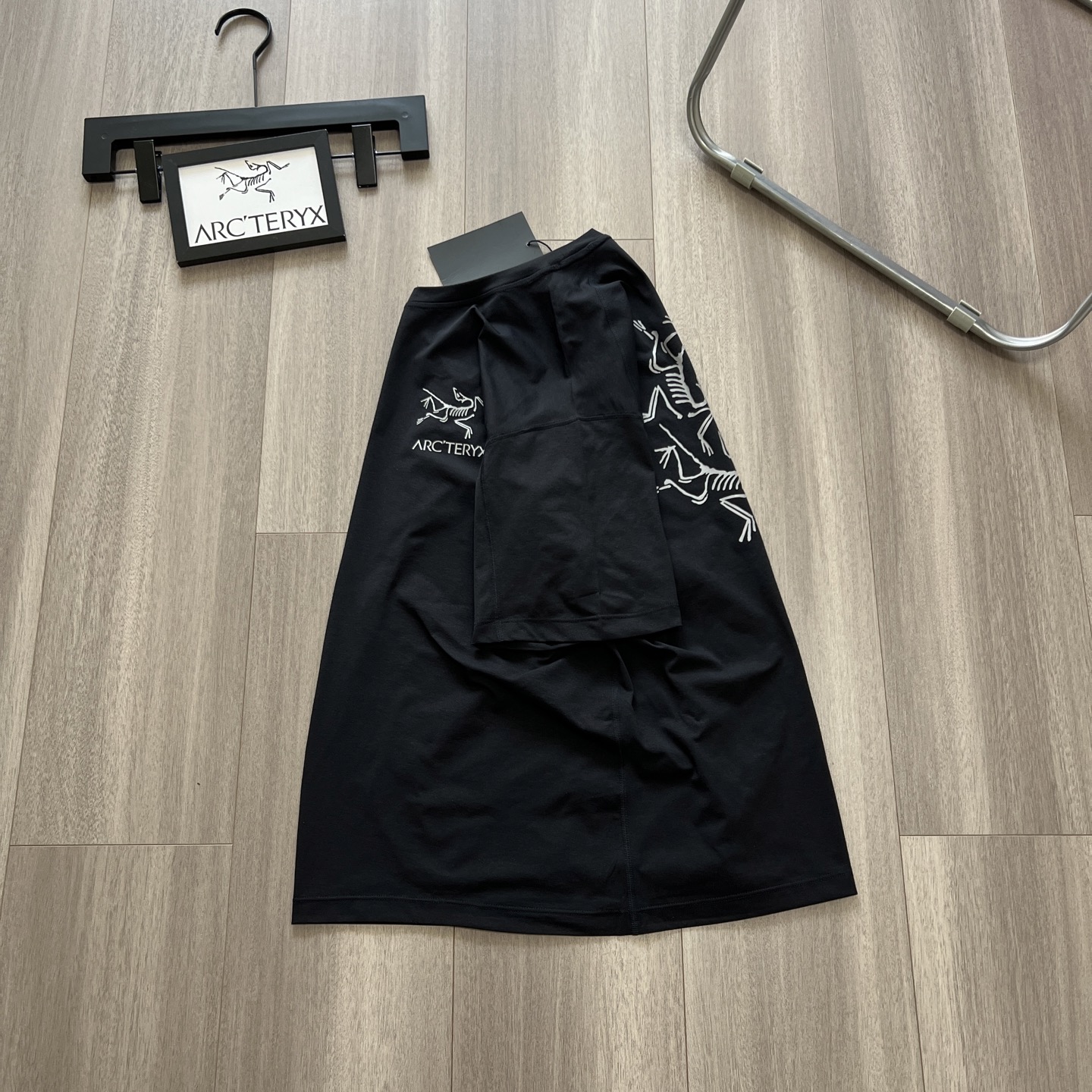 💰115~原版复刻
ARC'TERYX 始祖鸟 夏季 SYSTEM_A系列 drop42 ASOssolarium 品牌万花筒 3M 反光印花休闲短袖T恤
面料:原版定制 真正的做到1:1 原版一致领标 水洗唛 吊牌 包装齐全
整件做法采用三针五线工艺 领口 肩缝 袖缝双线,立体有质感保证与zp原版一致
图案采用进口 3m 反光印花 层层印制 牢靠度高 不开裂不脱落 图案立体感十足
尊崇原版肩线剪裁 非市面看图做货品质 完美品质!
Arcteryx中文名始祖鸟,加拿大户外服饰品牌,1989年创立于加拿大温哥华。始祖鸟来自加拿大海岸山脉,植根高山的专业户外品牌,始终秉承对精湛设计和工艺孜孜以求的准则。从1989年创立至今,Arcteryx 始终不断在产品设计与做工上不惜工本,以满足始祖鸟的标准。品质、设计以及精简的理念造就了其良好的性能,并能满足严苛环境下的使用需求。
颜色:黑色 白色
S M L XL
衣长 (cm) 72 74 76 78
胸围 (cm) 110 114 118 122
肩宽 (cm) 52 53 54 55
袖长 (cm) 23 24 25 26