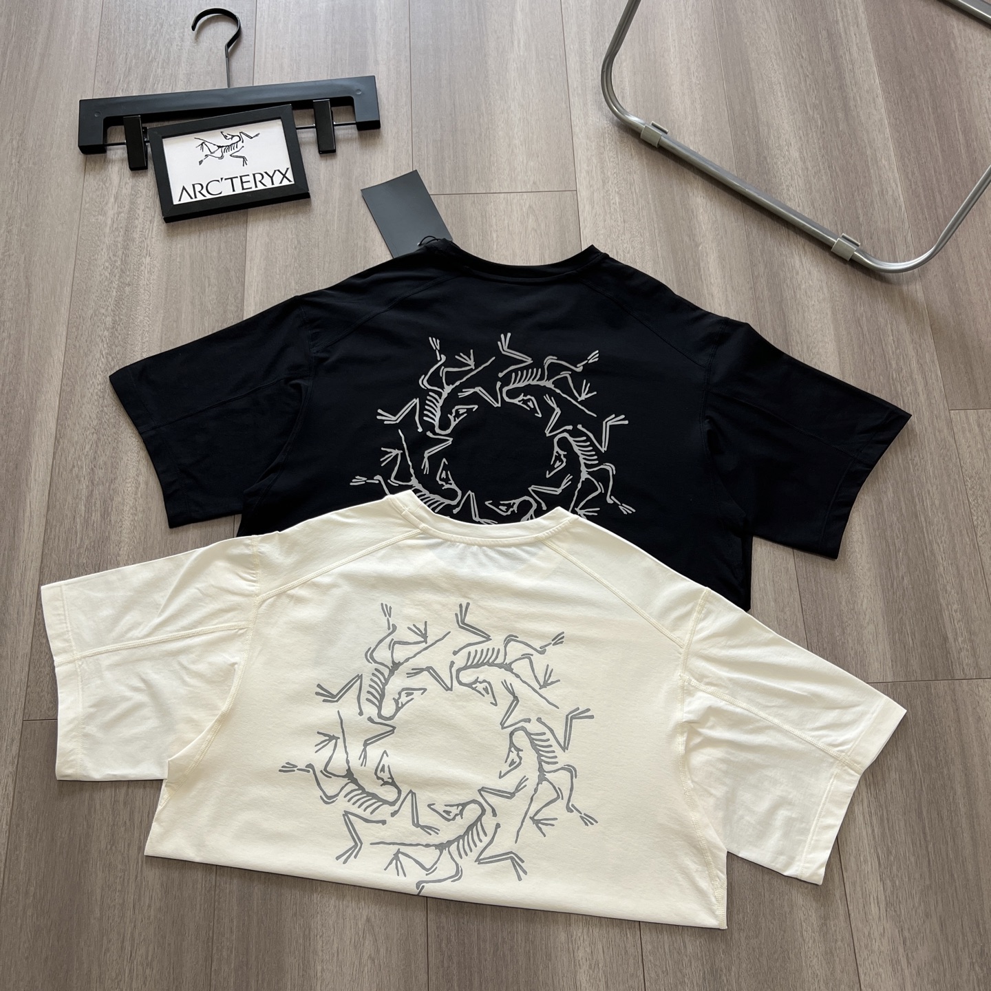 💰115~原版复刻
ARC'TERYX 始祖鸟 夏季 SYSTEM_A系列 drop42 ASOssolarium 品牌万花筒 3M 反光印花休闲短袖T恤
面料:原版定制 真正的做到1:1 原版一致领标 水洗唛 吊牌 包装齐全
整件做法采用三针五线工艺 领口 肩缝 袖缝双线,立体有质感保证与zp原版一致
图案采用进口 3m 反光印花 层层印制 牢靠度高 不开裂不脱落 图案立体感十足
尊崇原版肩线剪裁 非市面看图做货品质 完美品质!
Arcteryx中文名始祖鸟,加拿大户外服饰品牌,1989年创立于加拿大温哥华。始祖鸟来自加拿大海岸山脉,植根高山的专业户外品牌,始终秉承对精湛设计和工艺孜孜以求的准则。从1989年创立至今,Arcteryx 始终不断在产品设计与做工上不惜工本,以满足始祖鸟的标准。品质、设计以及精简的理念造就了其良好的性能,并能满足严苛环境下的使用需求。
颜色:黑色 白色
S M L XL
衣长 (cm) 72 74 76 78
胸围 (cm) 110 114 118 122
肩宽 (cm) 52 53 54 55
袖长 (cm) 23 24 25 26