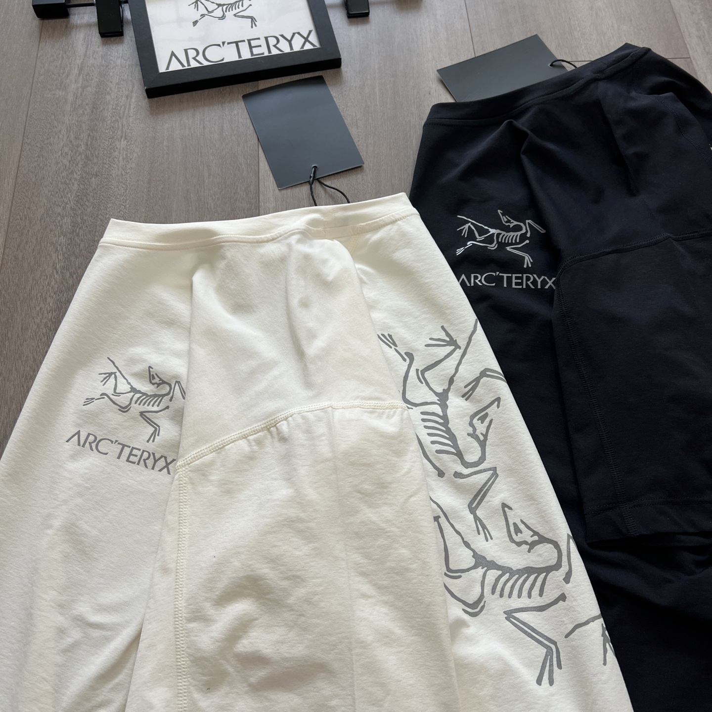 💰115~原版复刻
ARC'TERYX 始祖鸟 夏季 SYSTEM_A系列 drop42 ASOssolarium 品牌万花筒 3M 反光印花休闲短袖T恤
面料:原版定制 真正的做到1:1 原版一致领标 水洗唛 吊牌 包装齐全
整件做法采用三针五线工艺 领口 肩缝 袖缝双线,立体有质感保证与zp原版一致
图案采用进口 3m 反光印花 层层印制 牢靠度高 不开裂不脱落 图案立体感十足
尊崇原版肩线剪裁 非市面看图做货品质 完美品质!
Arcteryx中文名始祖鸟,加拿大户外服饰品牌,1989年创立于加拿大温哥华。始祖鸟来自加拿大海岸山脉,植根高山的专业户外品牌,始终秉承对精湛设计和工艺孜孜以求的准则。从1989年创立至今,Arcteryx 始终不断在产品设计与做工上不惜工本,以满足始祖鸟的标准。品质、设计以及精简的理念造就了其良好的性能,并能满足严苛环境下的使用需求。
颜色:黑色 白色
S M L XL
衣长 (cm) 72 74 76 78
胸围 (cm) 110 114 118 122
肩宽 (cm) 52 53 54 55
袖长 (cm) 23 24 25 26
