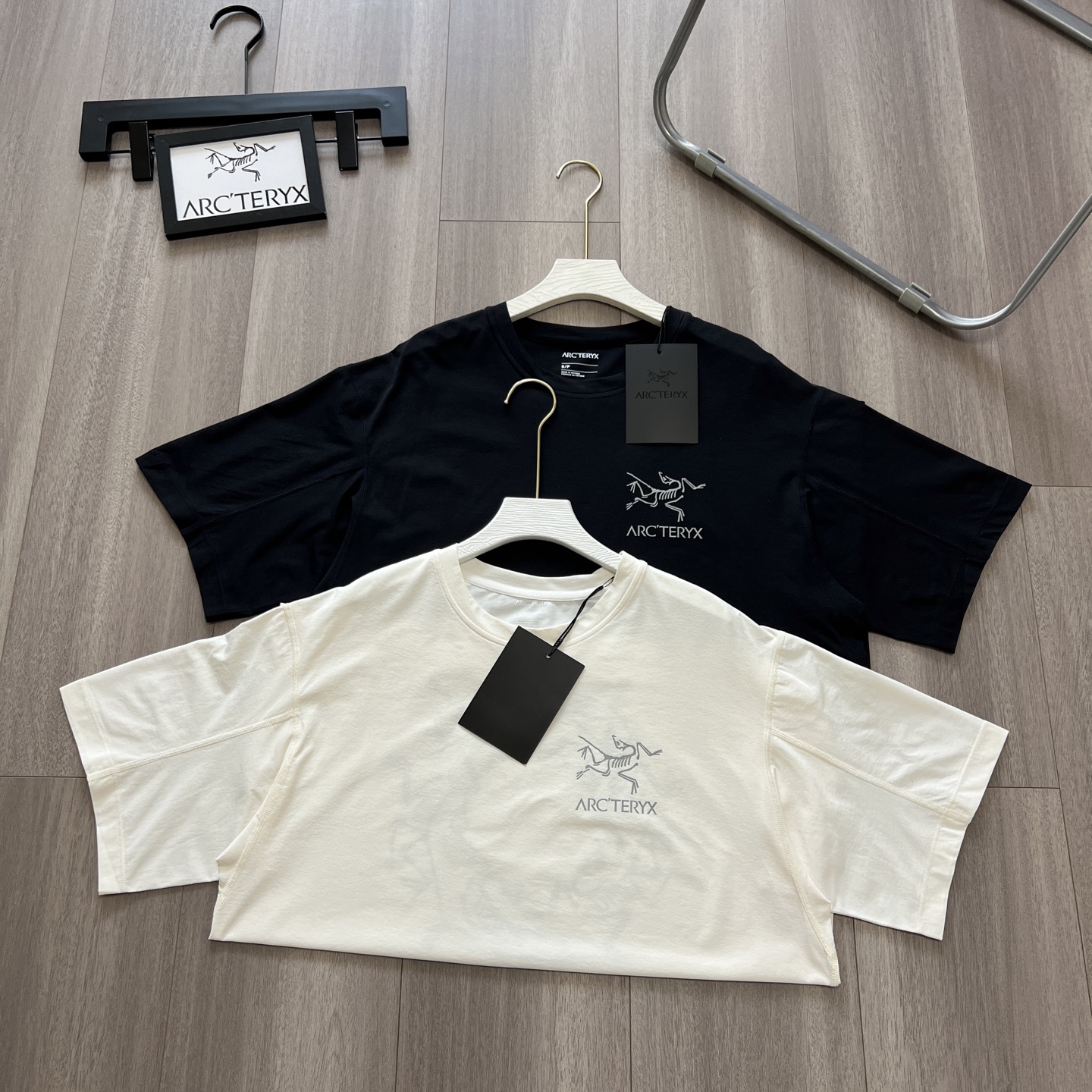 💰115~原版复刻
ARC'TERYX 始祖鸟 夏季 SYSTEM_A系列 drop42 ASOssolarium 品牌万花筒 3M 反光印花休闲短袖T恤
面料:原版定制 真正的做到1:1 原版一致领标 水洗唛 吊牌 包装齐全
整件做法采用三针五线工艺 领口 肩缝 袖缝双线,立体有质感保证与zp原版一致
图案采用进口 3m 反光印花 层层印制 牢靠度高 不开裂不脱落 图案立体感十足
尊崇原版肩线剪裁 非市面看图做货品质 完美品质!
Arcteryx中文名始祖鸟,加拿大户外服饰品牌,1989年创立于加拿大温哥华。始祖鸟来自加拿大海岸山脉,植根高山的专业户外品牌,始终秉承对精湛设计和工艺孜孜以求的准则。从1989年创立至今,Arcteryx 始终不断在产品设计与做工上不惜工本,以满足始祖鸟的标准。品质、设计以及精简的理念造就了其良好的性能,并能满足严苛环境下的使用需求。
颜色:黑色 白色
S M L XL
衣长 (cm) 72 74 76 78
胸围 (cm) 110 114 118 122
肩宽 (cm) 52 53 54 55
袖长 (cm) 23 24 25 26