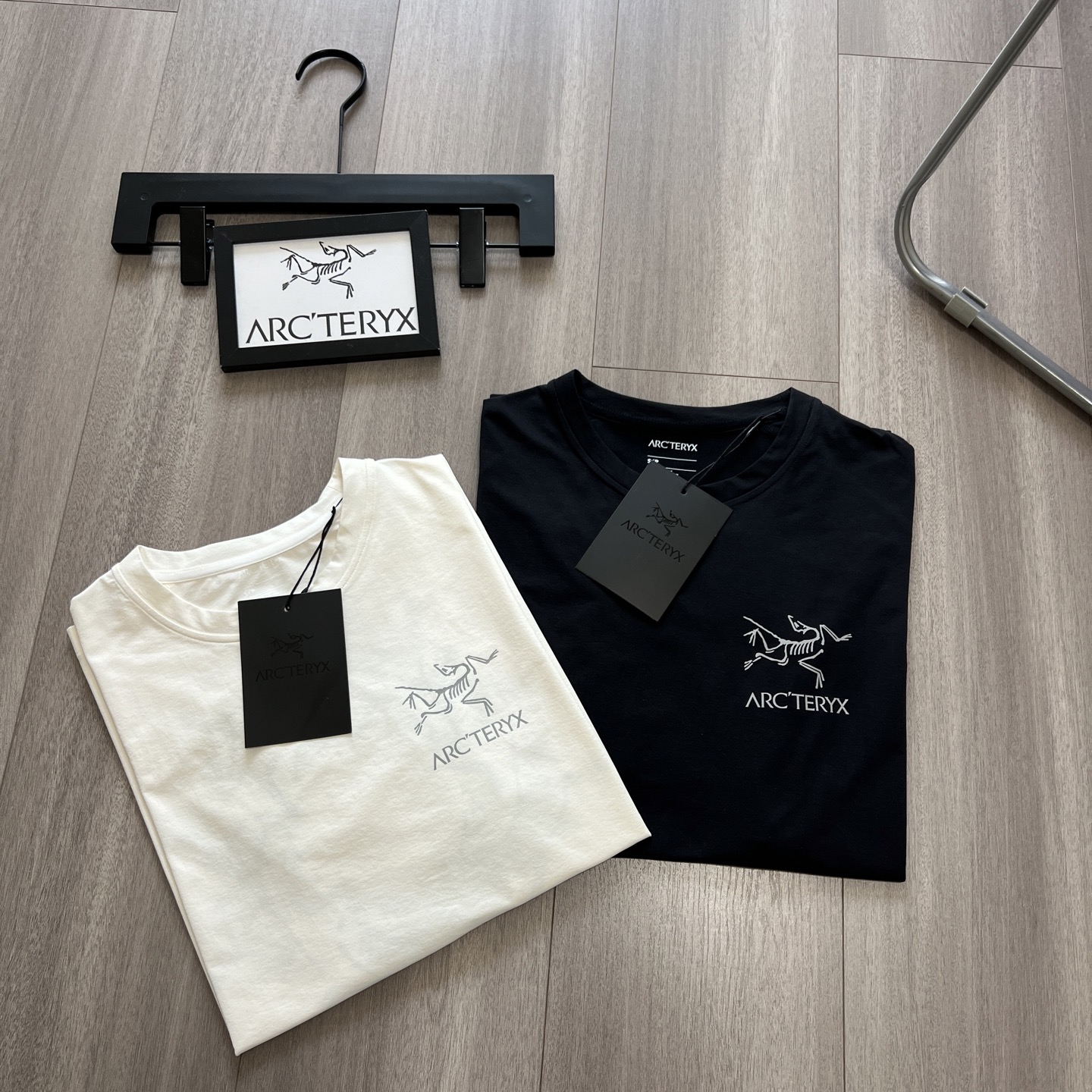 💰115~原版复刻
ARC'TERYX 始祖鸟 夏季 SYSTEM_A系列 drop42 ASOssolarium 品牌万花筒 3M 反光印花休闲短袖T恤
面料:原版定制 真正的做到1:1 原版一致领标 水洗唛 吊牌 包装齐全
整件做法采用三针五线工艺 领口 肩缝 袖缝双线,立体有质感保证与zp原版一致
图案采用进口 3m 反光印花 层层印制 牢靠度高 不开裂不脱落 图案立体感十足
尊崇原版肩线剪裁 非市面看图做货品质 完美品质!
Arcteryx中文名始祖鸟,加拿大户外服饰品牌,1989年创立于加拿大温哥华。始祖鸟来自加拿大海岸山脉,植根高山的专业户外品牌,始终秉承对精湛设计和工艺孜孜以求的准则。从1989年创立至今,Arcteryx 始终不断在产品设计与做工上不惜工本,以满足始祖鸟的标准。品质、设计以及精简的理念造就了其良好的性能,并能满足严苛环境下的使用需求。
颜色:黑色 白色
S M L XL
衣长 (cm) 72 74 76 78
胸围 (cm) 110 114 118 122
肩宽 (cm) 52 53 54 55
袖长 (cm) 23 24 25 26
