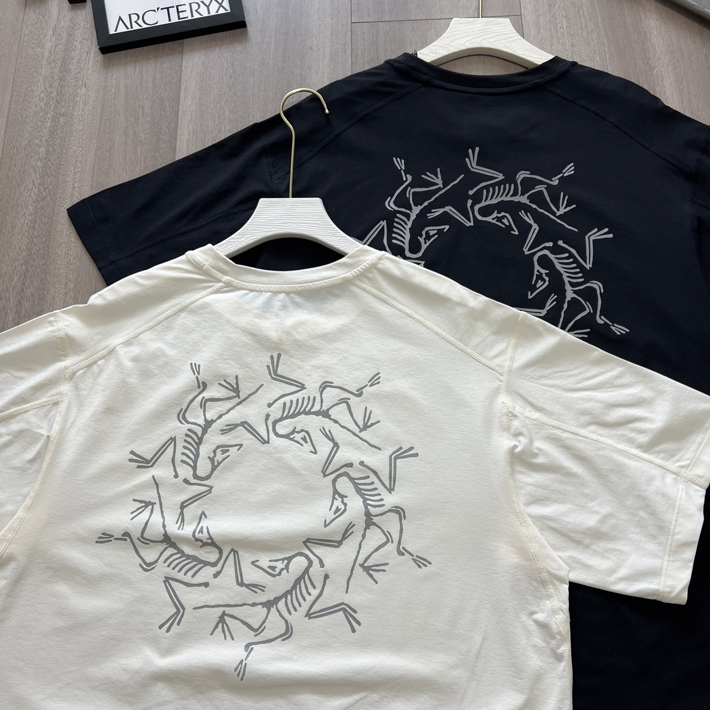 💰115~原版复刻
ARC'TERYX 始祖鸟 夏季 SYSTEM_A系列 drop42 ASOssolarium 品牌万花筒 3M 反光印花休闲短袖T恤
面料:原版定制 真正的做到1:1 原版一致领标 水洗唛 吊牌 包装齐全
整件做法采用三针五线工艺 领口 肩缝 袖缝双线,立体有质感保证与zp原版一致
图案采用进口 3m 反光印花 层层印制 牢靠度高 不开裂不脱落 图案立体感十足
尊崇原版肩线剪裁 非市面看图做货品质 完美品质!
Arcteryx中文名始祖鸟,加拿大户外服饰品牌,1989年创立于加拿大温哥华。始祖鸟来自加拿大海岸山脉,植根高山的专业户外品牌,始终秉承对精湛设计和工艺孜孜以求的准则。从1989年创立至今,Arcteryx 始终不断在产品设计与做工上不惜工本,以满足始祖鸟的标准。品质、设计以及精简的理念造就了其良好的性能,并能满足严苛环境下的使用需求。
颜色:黑色 白色
S M L XL
衣长 (cm) 72 74 76 78
胸围 (cm) 110 114 118 122
肩宽 (cm) 52 53 54 55
袖长 (cm) 23 24 25 26