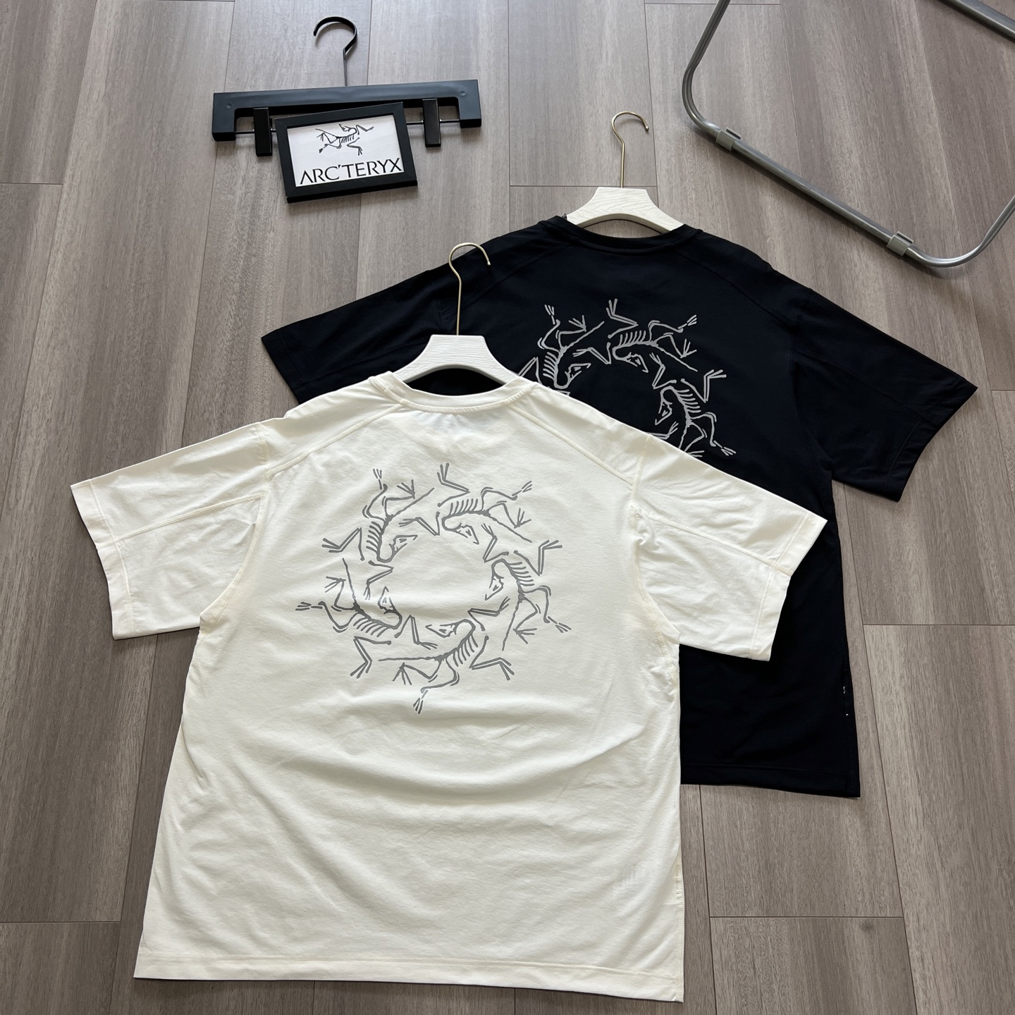💰115~原版复刻
ARC'TERYX 始祖鸟 夏季 SYSTEM_A系列 drop42 ASOssolarium 品牌万花筒 3M 反光印花休闲短袖T恤
面料:原版定制 真正的做到1:1 原版一致领标 水洗唛 吊牌 包装齐全
整件做法采用三针五线工艺 领口 肩缝 袖缝双线,立体有质感保证与zp原版一致
图案采用进口 3m 反光印花 层层印制 牢靠度高 不开裂不脱落 图案立体感十足
尊崇原版肩线剪裁 非市面看图做货品质 完美品质!
Arcteryx中文名始祖鸟,加拿大户外服饰品牌,1989年创立于加拿大温哥华。始祖鸟来自加拿大海岸山脉,植根高山的专业户外品牌,始终秉承对精湛设计和工艺孜孜以求的准则。从1989年创立至今,Arcteryx 始终不断在产品设计与做工上不惜工本,以满足始祖鸟的标准。品质、设计以及精简的理念造就了其良好的性能,并能满足严苛环境下的使用需求。
颜色:黑色 白色
S M L XL
衣长 (cm) 72 74 76 78
胸围 (cm) 110 114 118 122
肩宽 (cm) 52 53 54 55
袖长 (cm) 23 24 25 26