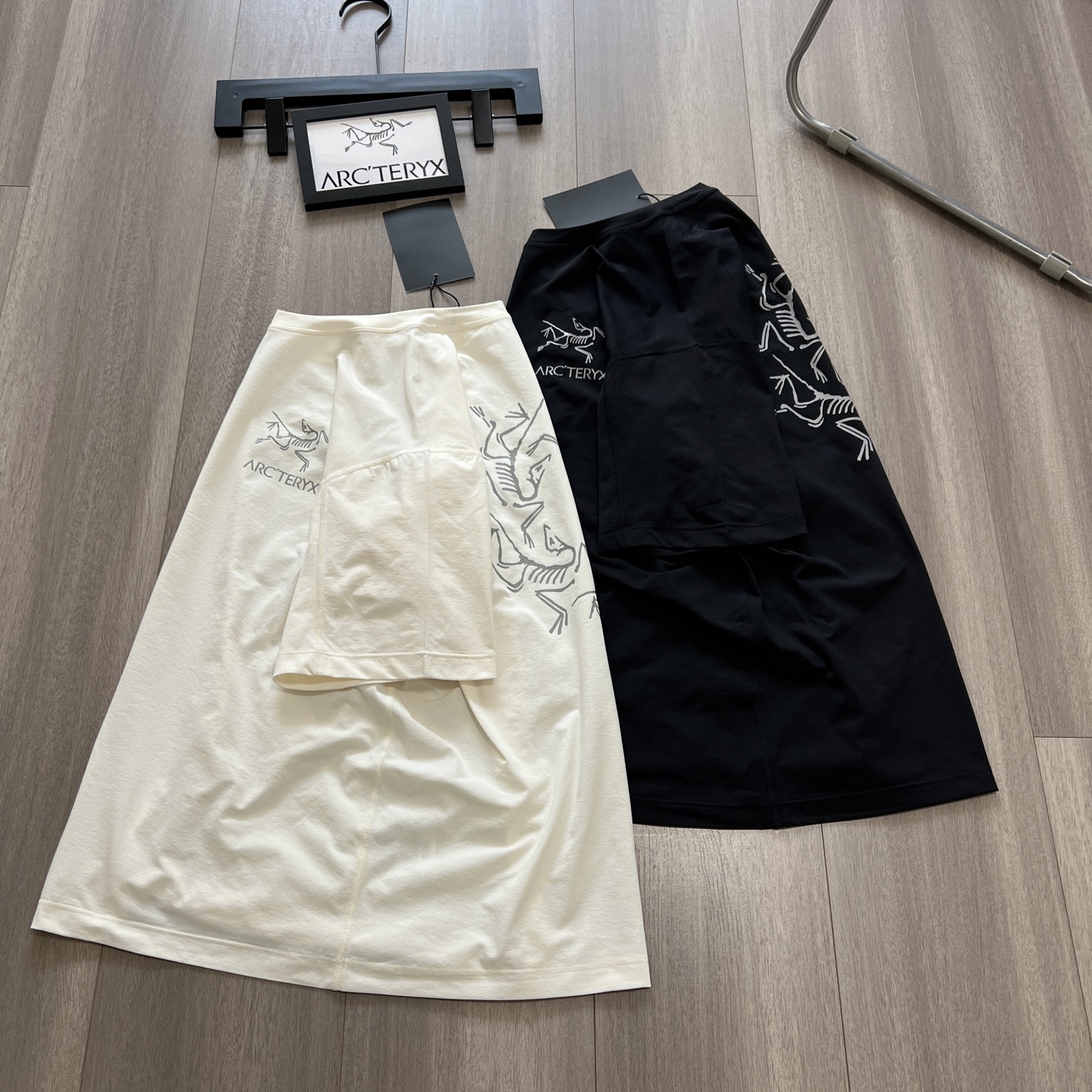 💰115~原版复刻
ARC'TERYX 始祖鸟 夏季 SYSTEM_A系列 drop42 ASOssolarium 品牌万花筒 3M 反光印花休闲短袖T恤
面料:原版定制 真正的做到1:1 原版一致领标 水洗唛 吊牌 包装齐全
整件做法采用三针五线工艺 领口 肩缝 袖缝双线,立体有质感保证与zp原版一致
图案采用进口 3m 反光印花 层层印制 牢靠度高 不开裂不脱落 图案立体感十足
尊崇原版肩线剪裁 非市面看图做货品质 完美品质!
Arcteryx中文名始祖鸟,加拿大户外服饰品牌,1989年创立于加拿大温哥华。始祖鸟来自加拿大海岸山脉,植根高山的专业户外品牌,始终秉承对精湛设计和工艺孜孜以求的准则。从1989年创立至今,Arcteryx 始终不断在产品设计与做工上不惜工本,以满足始祖鸟的标准。品质、设计以及精简的理念造就了其良好的性能,并能满足严苛环境下的使用需求。
颜色:黑色 白色
S M L XL
衣长 (cm) 72 74 76 78
胸围 (cm) 110 114 118 122
肩宽 (cm) 52 53 54 55
袖长 (cm) 23 24 25 26