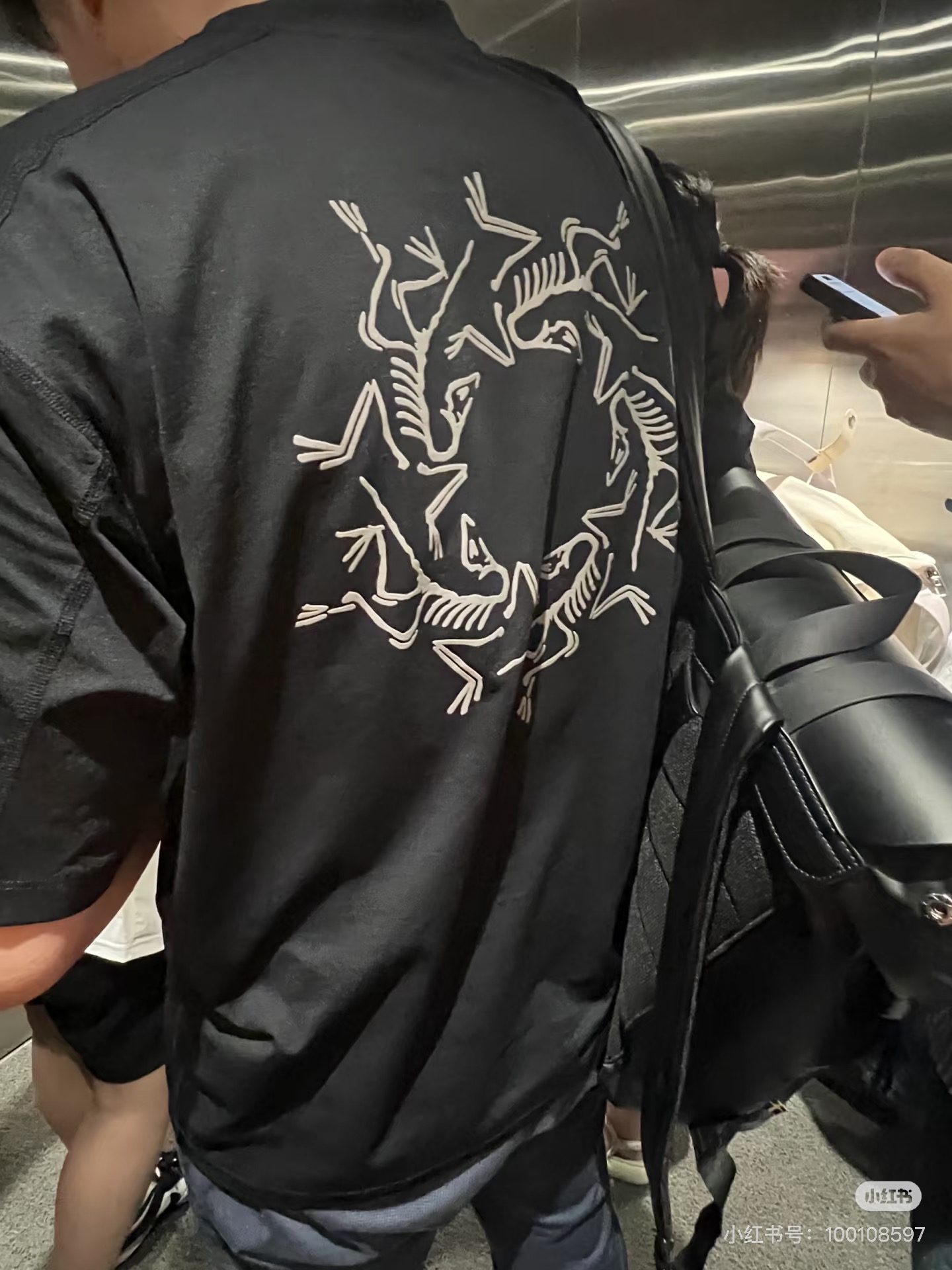 模特图!💰115
ARC'TERYX 始祖鸟 夏季 SYSTEM_A系列 drop42 ASOssolarium 品牌万花筒 3M 反光印花休闲短袖T恤
面料:原版定制 真正的做到1:1 原版一致领标 水洗唛 吊牌 包装齐全
整件做法采用三针五线工艺 领口 肩缝 袖缝双线,立体有质感保证与zp原版一致
图案采用进口 3m 反光印花 层层印制 牢靠度高 不开裂不脱落 图案立体感十足
尊崇原版肩线剪裁 非市面看图做货品质 完美品质!
Arcteryx中文名始祖鸟,加拿大户外服饰品牌,1989年创立于加拿大温哥华。始祖鸟来自加拿大海岸山脉,植根高山的专业户外品牌,始终秉承对精湛设计和工艺孜孜以求的准则。从1989年创立至今,Arcteryx 始终不断在产品设计与做工上不惜工本,以满足始祖鸟的标准。品质、设计以及精简的理念造就了其良好的性能,并能满足严苛环境下的使用需求。
颜色:黑色 白色
S M L XL
衣长 (cm) 72 74 76 78
胸围 (cm) 110 114 118 122
肩宽 (cm) 52 53 54 55
袖长 (cm) 23 24 25 26