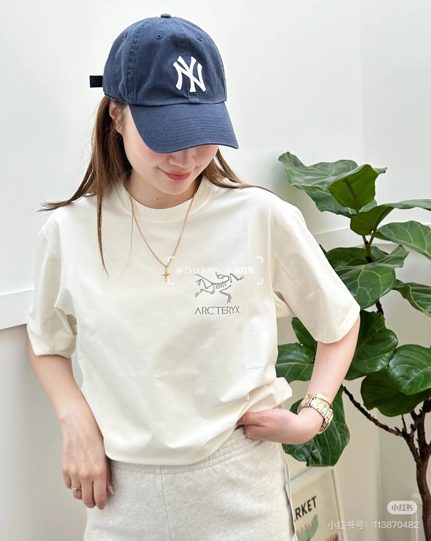 模特图!💰115
ARC'TERYX 始祖鸟 夏季 SYSTEM_A系列 drop42 ASOssolarium 品牌万花筒 3M 反光印花休闲短袖T恤
面料:原版定制 真正的做到1:1 原版一致领标 水洗唛 吊牌 包装齐全
整件做法采用三针五线工艺 领口 肩缝 袖缝双线,立体有质感保证与zp原版一致
图案采用进口 3m 反光印花 层层印制 牢靠度高 不开裂不脱落 图案立体感十足
尊崇原版肩线剪裁 非市面看图做货品质 完美品质!
Arcteryx中文名始祖鸟,加拿大户外服饰品牌,1989年创立于加拿大温哥华。始祖鸟来自加拿大海岸山脉,植根高山的专业户外品牌,始终秉承对精湛设计和工艺孜孜以求的准则。从1989年创立至今,Arcteryx 始终不断在产品设计与做工上不惜工本,以满足始祖鸟的标准。品质、设计以及精简的理念造就了其良好的性能,并能满足严苛环境下的使用需求。
颜色:黑色 白色
S M L XL
衣长 (cm) 72 74 76 78
胸围 (cm) 110 114 118 122
肩宽 (cm) 52 53 54 55
袖长 (cm) 23 24 25 26