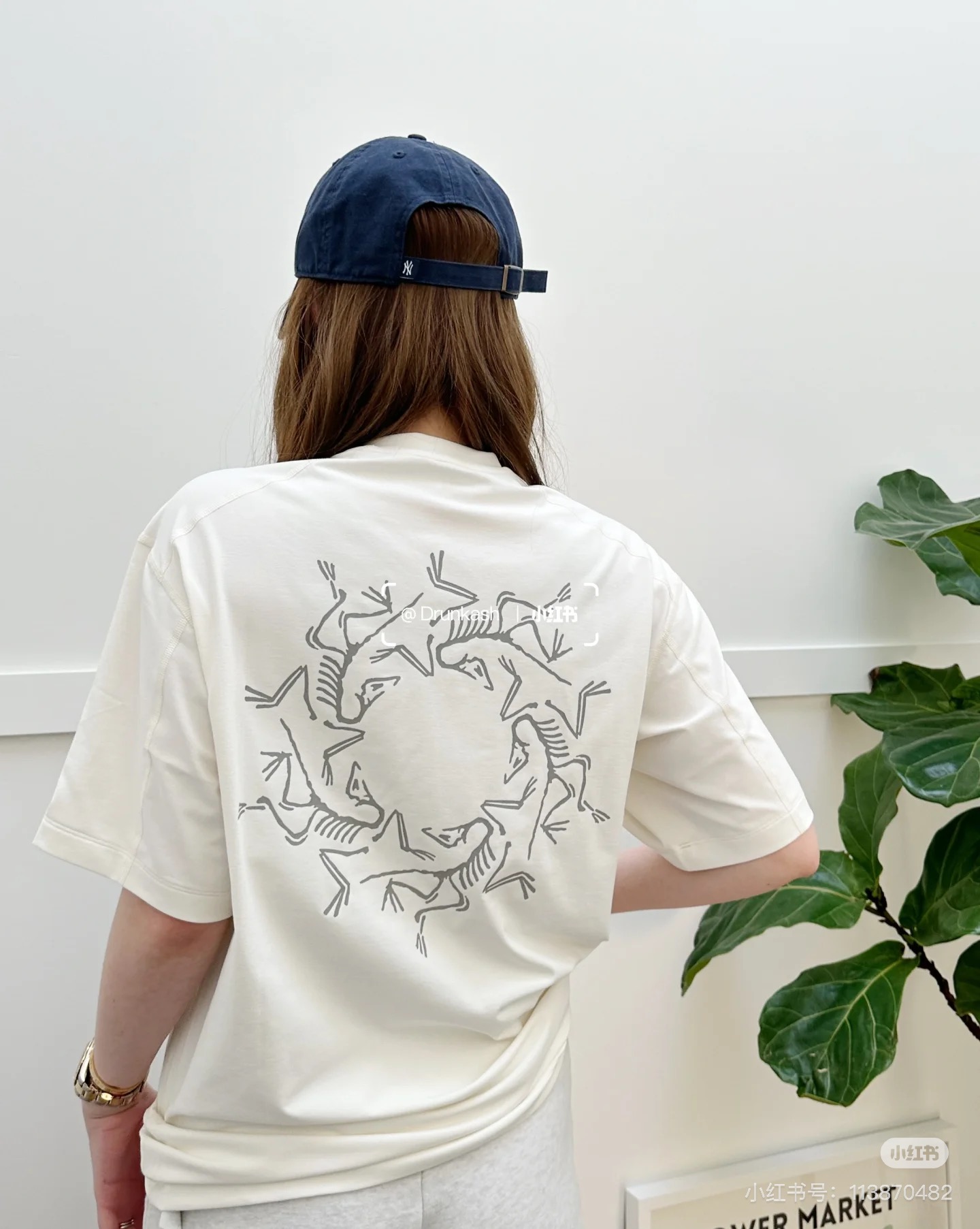 模特图!💰115
ARC'TERYX 始祖鸟 夏季 SYSTEM_A系列 drop42 ASOssolarium 品牌万花筒 3M 反光印花休闲短袖T恤
面料:原版定制 真正的做到1:1 原版一致领标 水洗唛 吊牌 包装齐全
整件做法采用三针五线工艺 领口 肩缝 袖缝双线,立体有质感保证与zp原版一致
图案采用进口 3m 反光印花 层层印制 牢靠度高 不开裂不脱落 图案立体感十足
尊崇原版肩线剪裁 非市面看图做货品质 完美品质!
Arcteryx中文名始祖鸟,加拿大户外服饰品牌,1989年创立于加拿大温哥华。始祖鸟来自加拿大海岸山脉,植根高山的专业户外品牌,始终秉承对精湛设计和工艺孜孜以求的准则。从1989年创立至今,Arcteryx 始终不断在产品设计与做工上不惜工本,以满足始祖鸟的标准。品质、设计以及精简的理念造就了其良好的性能,并能满足严苛环境下的使用需求。
颜色:黑色 白色
S M L XL
衣长 (cm) 72 74 76 78
胸围 (cm) 110 114 118 122
肩宽 (cm) 52 53 54 55
袖长 (cm) 23 24 25 26