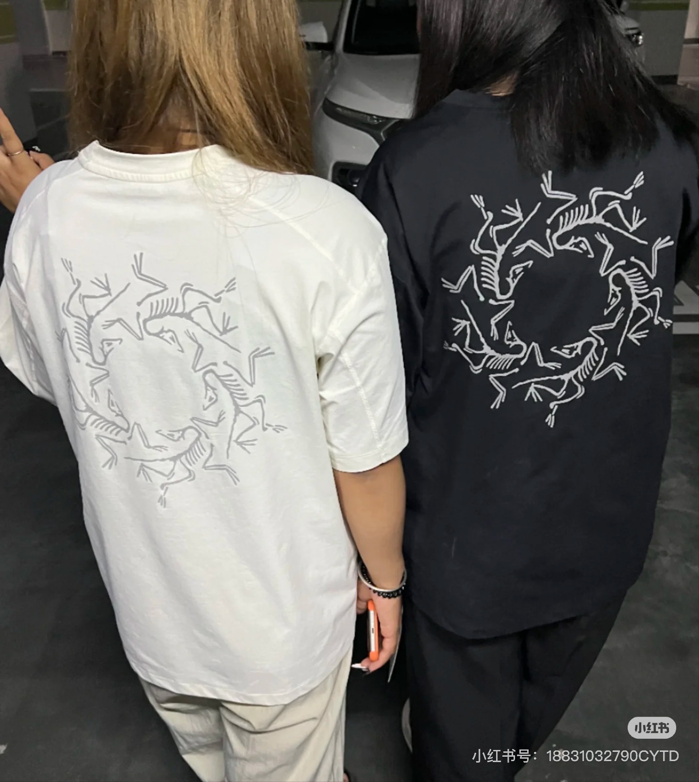 模特图!💰115
ARC'TERYX 始祖鸟 夏季 SYSTEM_A系列 drop42 ASOssolarium 品牌万花筒 3M 反光印花休闲短袖T恤
面料:原版定制 真正的做到1:1 原版一致领标 水洗唛 吊牌 包装齐全
整件做法采用三针五线工艺 领口 肩缝 袖缝双线,立体有质感保证与zp原版一致
图案采用进口 3m 反光印花 层层印制 牢靠度高 不开裂不脱落 图案立体感十足
尊崇原版肩线剪裁 非市面看图做货品质 完美品质!
Arcteryx中文名始祖鸟,加拿大户外服饰品牌,1989年创立于加拿大温哥华。始祖鸟来自加拿大海岸山脉,植根高山的专业户外品牌,始终秉承对精湛设计和工艺孜孜以求的准则。从1989年创立至今,Arcteryx 始终不断在产品设计与做工上不惜工本,以满足始祖鸟的标准。品质、设计以及精简的理念造就了其良好的性能,并能满足严苛环境下的使用需求。
颜色:黑色 白色
S M L XL
衣长 (cm) 72 74 76 78
胸围 (cm) 110 114 118 122
肩宽 (cm) 52 53 54 55
袖长 (cm) 23 24 25 26