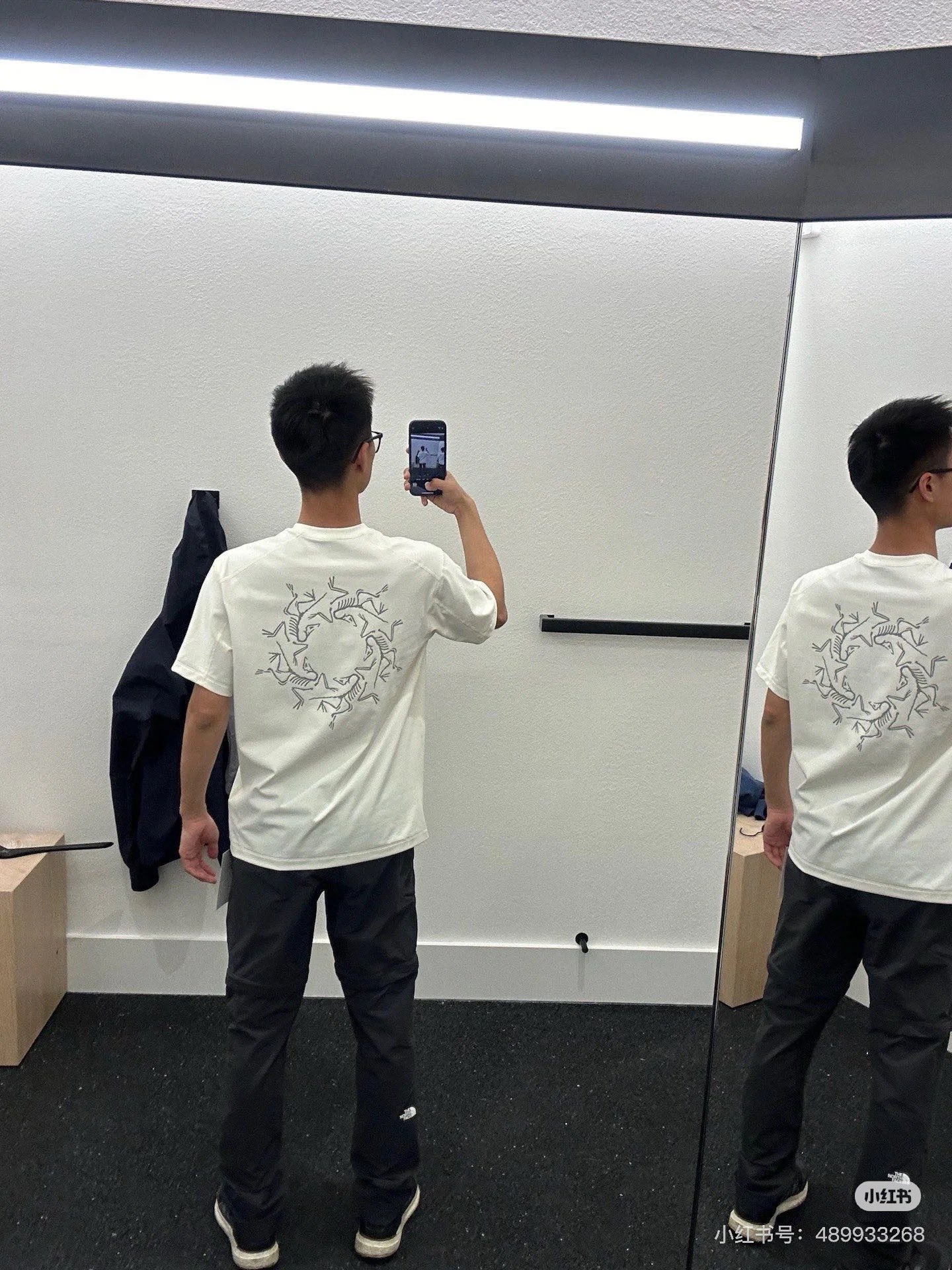 模特图!💰115
ARC'TERYX 始祖鸟 夏季 SYSTEM_A系列 drop42 ASOssolarium 品牌万花筒 3M 反光印花休闲短袖T恤
面料:原版定制 真正的做到1:1 原版一致领标 水洗唛 吊牌 包装齐全
整件做法采用三针五线工艺 领口 肩缝 袖缝双线,立体有质感保证与zp原版一致
图案采用进口 3m 反光印花 层层印制 牢靠度高 不开裂不脱落 图案立体感十足
尊崇原版肩线剪裁 非市面看图做货品质 完美品质!
Arcteryx中文名始祖鸟,加拿大户外服饰品牌,1989年创立于加拿大温哥华。始祖鸟来自加拿大海岸山脉,植根高山的专业户外品牌,始终秉承对精湛设计和工艺孜孜以求的准则。从1989年创立至今,Arcteryx 始终不断在产品设计与做工上不惜工本,以满足始祖鸟的标准。品质、设计以及精简的理念造就了其良好的性能,并能满足严苛环境下的使用需求。
颜色:黑色 白色
S M L XL
衣长 (cm) 72 74 76 78
胸围 (cm) 110 114 118 122
肩宽 (cm) 52 53 54 55
袖长 (cm) 23 24 25 26