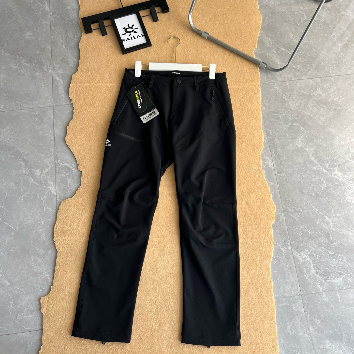 💰165
KAILAS / 凯乐石两色男款T10软壳防风防泼水CORDURA耐磨户外初秋登上徒步长裤
材质:86%锦纶14%氨纶
版 型:常规版
功能特点:
"轻量耐用面料,具备良好的透气与快干性能,为秋天出行提供干爽舒适的穿着体验
"大腿拉链口袋,方便背包状态下取物
立体膝位,增加膝位活动量,抬腿不紧绷
"钻石立裆设计,减少裆部紧绷感,跨越无束缚
颜色:黑色 灰色。尺码:M-XXL
M腰围86臀围100裤长103
建议120-135斤
L腰围90臀围104裤长104
建议135-155斤
XL腰围94臀围108裤长105
建议155-175斤
XXL腰围98臀围112裤长106
建议175-195斤
