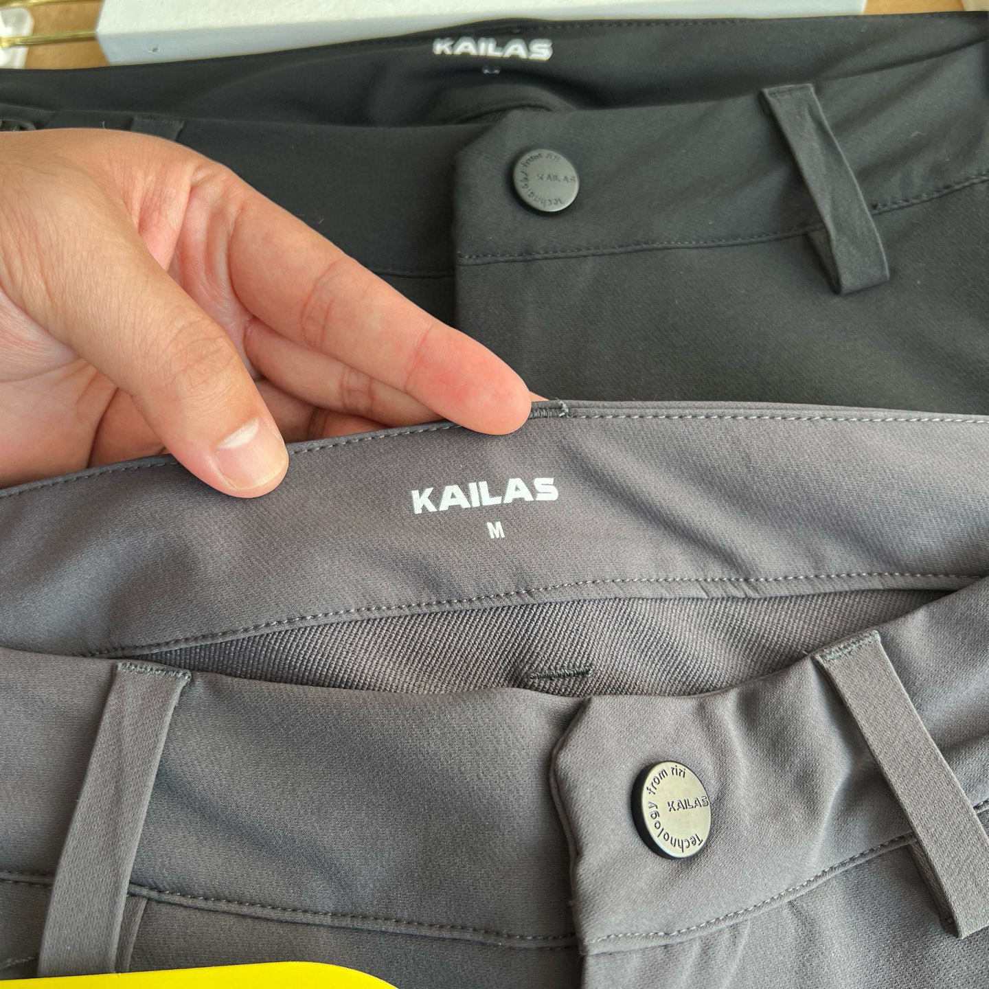 💰165
KAILAS / 凯乐石两色男款T10软壳防风防泼水CORDURA耐磨户外初秋登上徒步长裤
材质:86%锦纶14%氨纶
版 型:常规版
功能特点:
"轻量耐用面料,具备良好的透气与快干性能,为秋天出行提供干爽舒适的穿着体验
"大腿拉链口袋,方便背包状态下取物
立体膝位,增加膝位活动量,抬腿不紧绷
"钻石立裆设计,减少裆部紧绷感,跨越无束缚
颜色:黑色 灰色。尺码:M-XXL
M腰围86臀围100裤长103
建议120-135斤
L腰围90臀围104裤长104
建议135-155斤
XL腰围94臀围108裤长105
建议155-175斤
XXL腰围98臀围112裤长106
建议175-195斤