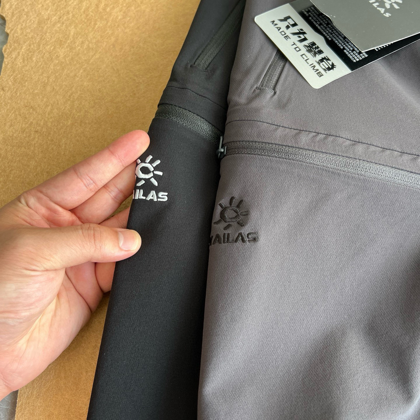💰165
KAILAS / 凯乐石两色男款T10软壳防风防泼水CORDURA耐磨户外初秋登上徒步长裤
材质:86%锦纶14%氨纶
版 型:常规版
功能特点:
"轻量耐用面料,具备良好的透气与快干性能,为秋天出行提供干爽舒适的穿着体验
"大腿拉链口袋,方便背包状态下取物
立体膝位,增加膝位活动量,抬腿不紧绷
"钻石立裆设计,减少裆部紧绷感,跨越无束缚
颜色:黑色 灰色。尺码:M-XXL
M腰围86臀围100裤长103
建议120-135斤
L腰围90臀围104裤长104
建议135-155斤
XL腰围94臀围108裤长105
建议155-175斤
XXL腰围98臀围112裤长106
建议175-195斤
