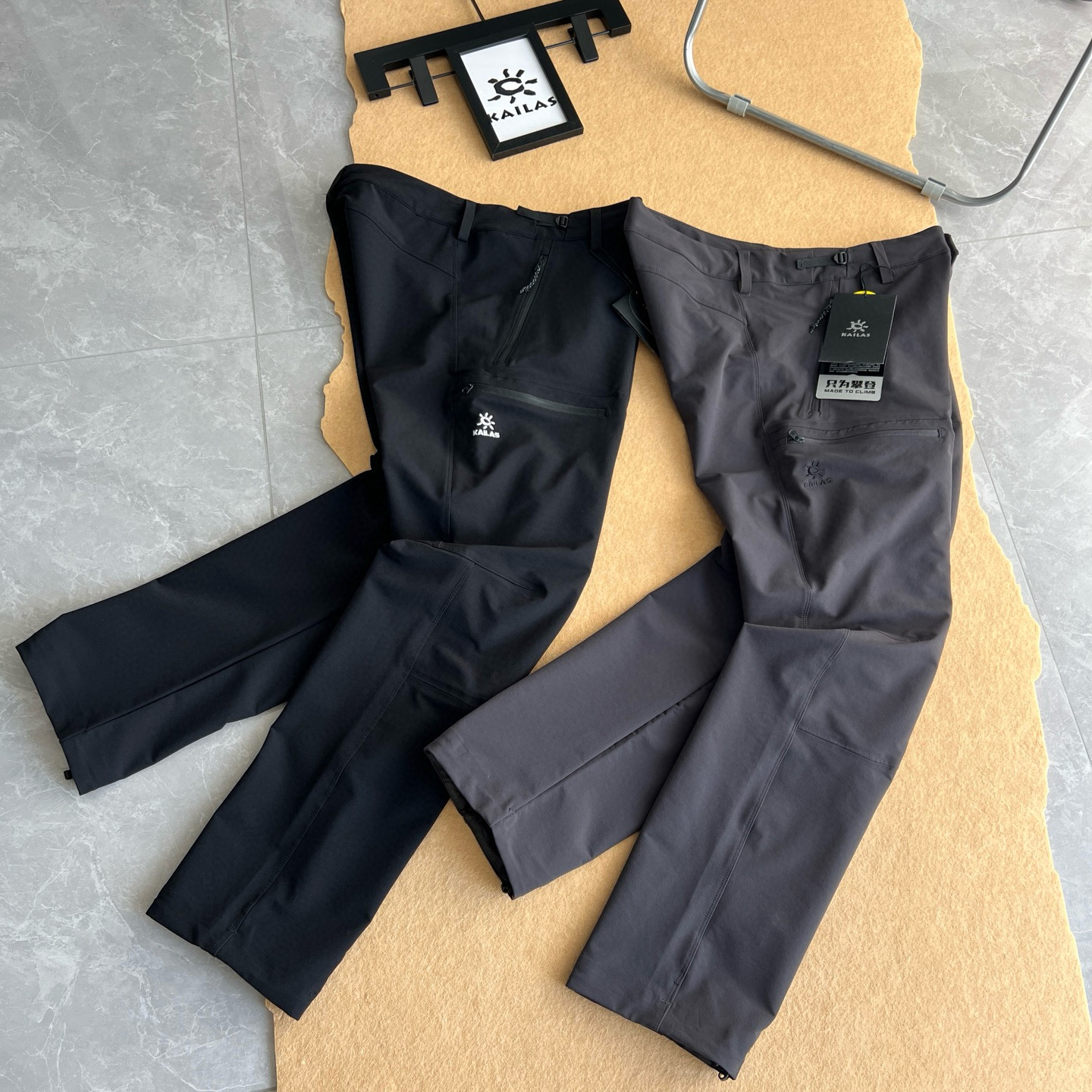 💰165
KAILAS / 凯乐石两色男款T10软壳防风防泼水CORDURA耐磨户外初秋登上徒步长裤
材质:86%锦纶14%氨纶
版 型:常规版
功能特点:
"轻量耐用面料,具备良好的透气与快干性能,为秋天出行提供干爽舒适的穿着体验
"大腿拉链口袋,方便背包状态下取物
立体膝位,增加膝位活动量,抬腿不紧绷
"钻石立裆设计,减少裆部紧绷感,跨越无束缚
颜色:黑色 灰色。尺码:M-XXL
M腰围86臀围100裤长103
建议120-135斤
L腰围90臀围104裤长104
建议135-155斤
XL腰围94臀围108裤长105
建议155-175斤
XXL腰围98臀围112裤长106
建议175-195斤