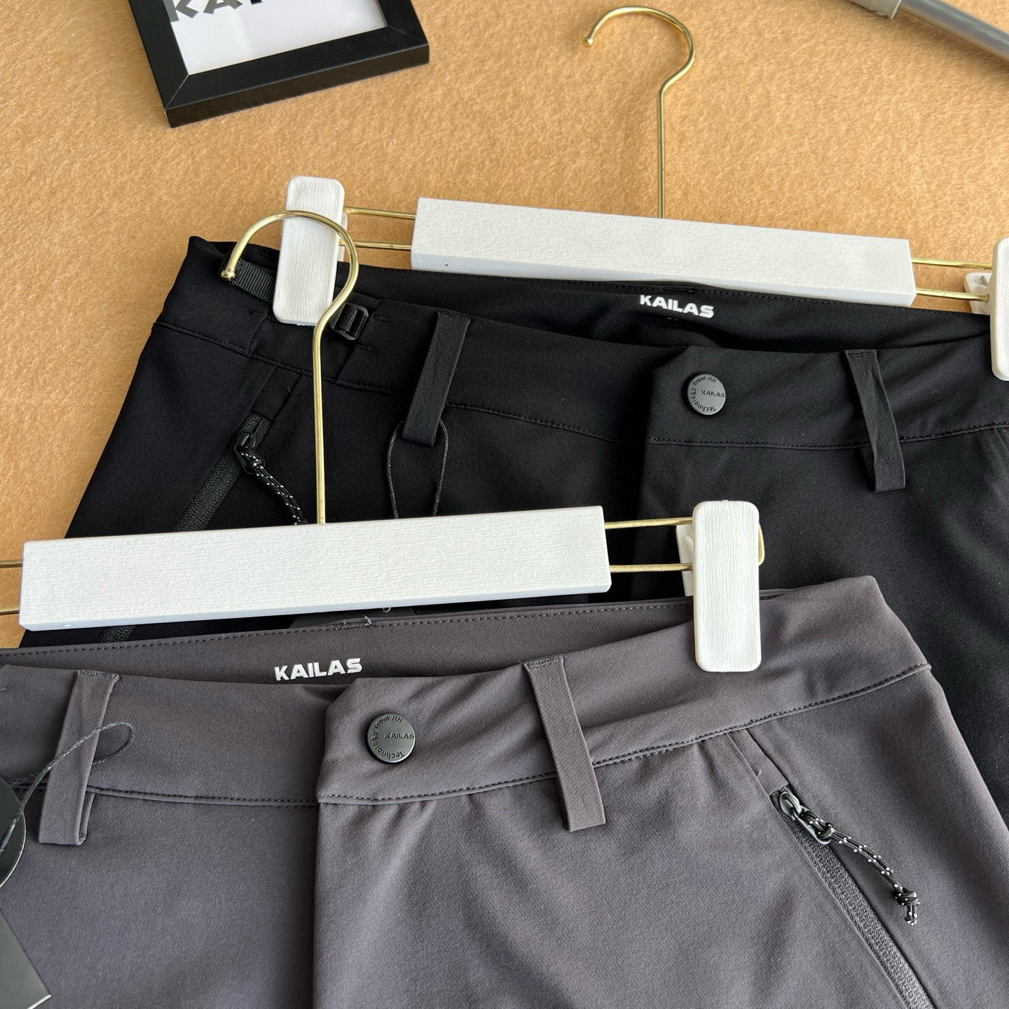 💰165
KAILAS / 凯乐石两色男款T10软壳防风防泼水CORDURA耐磨户外初秋登上徒步长裤
材质:86%锦纶14%氨纶
版 型:常规版
功能特点:
"轻量耐用面料,具备良好的透气与快干性能,为秋天出行提供干爽舒适的穿着体验
"大腿拉链口袋,方便背包状态下取物
立体膝位,增加膝位活动量,抬腿不紧绷
"钻石立裆设计,减少裆部紧绷感,跨越无束缚
颜色:黑色 灰色。尺码:M-XXL
M腰围86臀围100裤长103
建议120-135斤
L腰围90臀围104裤长104
建议135-155斤
XL腰围94臀围108裤长105
建议155-175斤
XXL腰围98臀围112裤长106
建议175-195斤