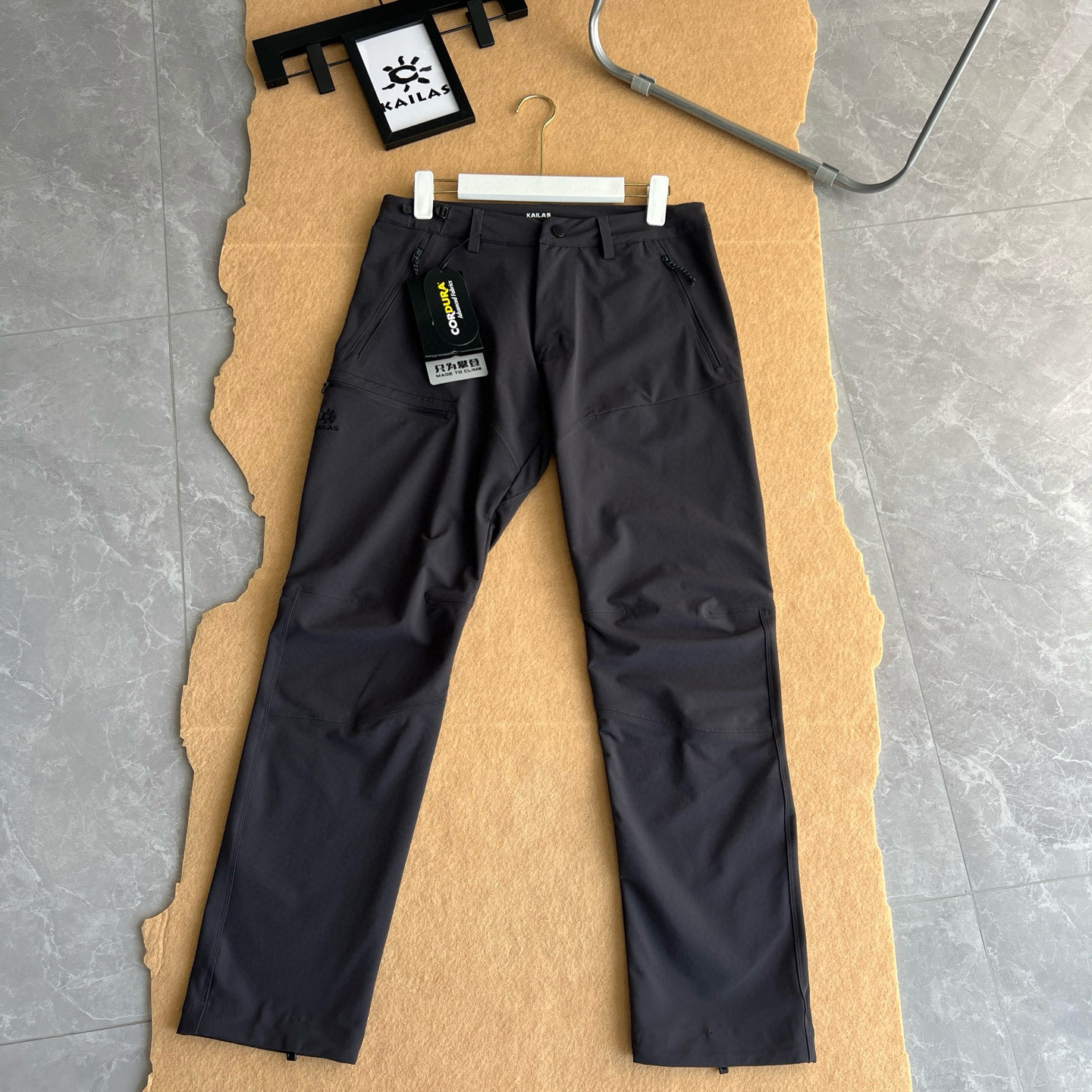 💰165
KAILAS / 凯乐石两色男款T10软壳防风防泼水CORDURA耐磨户外初秋登上徒步长裤
材质:86%锦纶14%氨纶
版 型:常规版
功能特点:
"轻量耐用面料,具备良好的透气与快干性能,为秋天出行提供干爽舒适的穿着体验
"大腿拉链口袋,方便背包状态下取物
立体膝位,增加膝位活动量,抬腿不紧绷
"钻石立裆设计,减少裆部紧绷感,跨越无束缚
颜色:黑色 灰色。尺码:M-XXL
M腰围86臀围100裤长103
建议120-135斤
L腰围90臀围104裤长104
建议135-155斤
XL腰围94臀围108裤长105
建议155-175斤
XXL腰围98臀围112裤长106
建议175-195斤