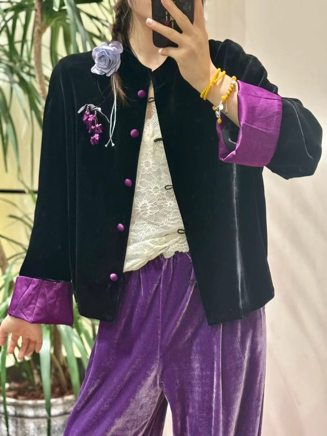 Elegant Silk Velvet Jacket with Contrast Cuffs - Chic and Comfortable 2 i1755748864107 2369 0 1