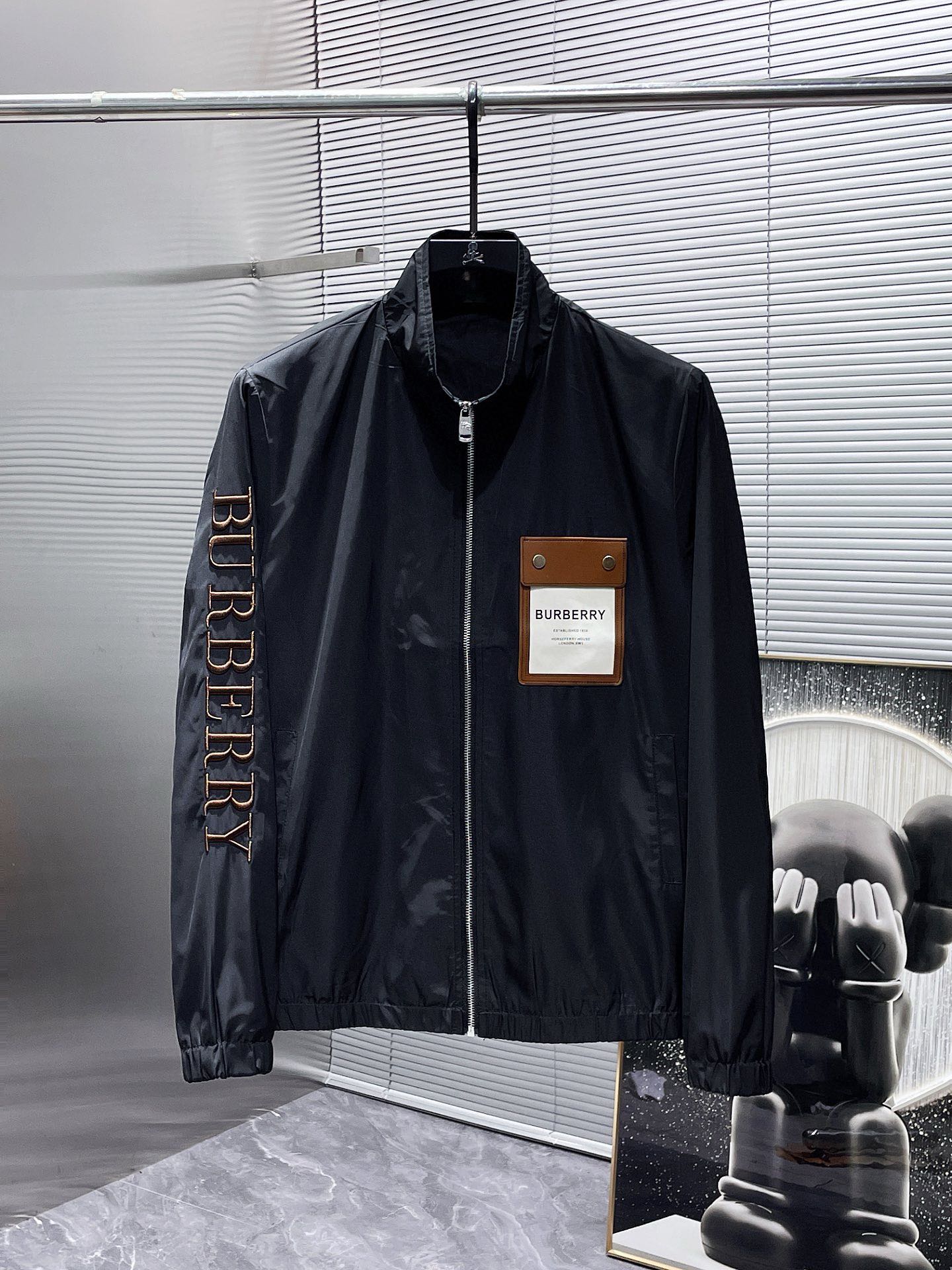 巴宝莉 Burberry 立领 夹克 外套，高端版本！专柜定制面料 透气舒适度高，细节无可挑剔，品牌元素设计理念，体现高品质。手感细腻柔软！呈现休闲裁剪，上身版型超赞！🐉 码数：M-3XL 颜色：黑色 杏色
