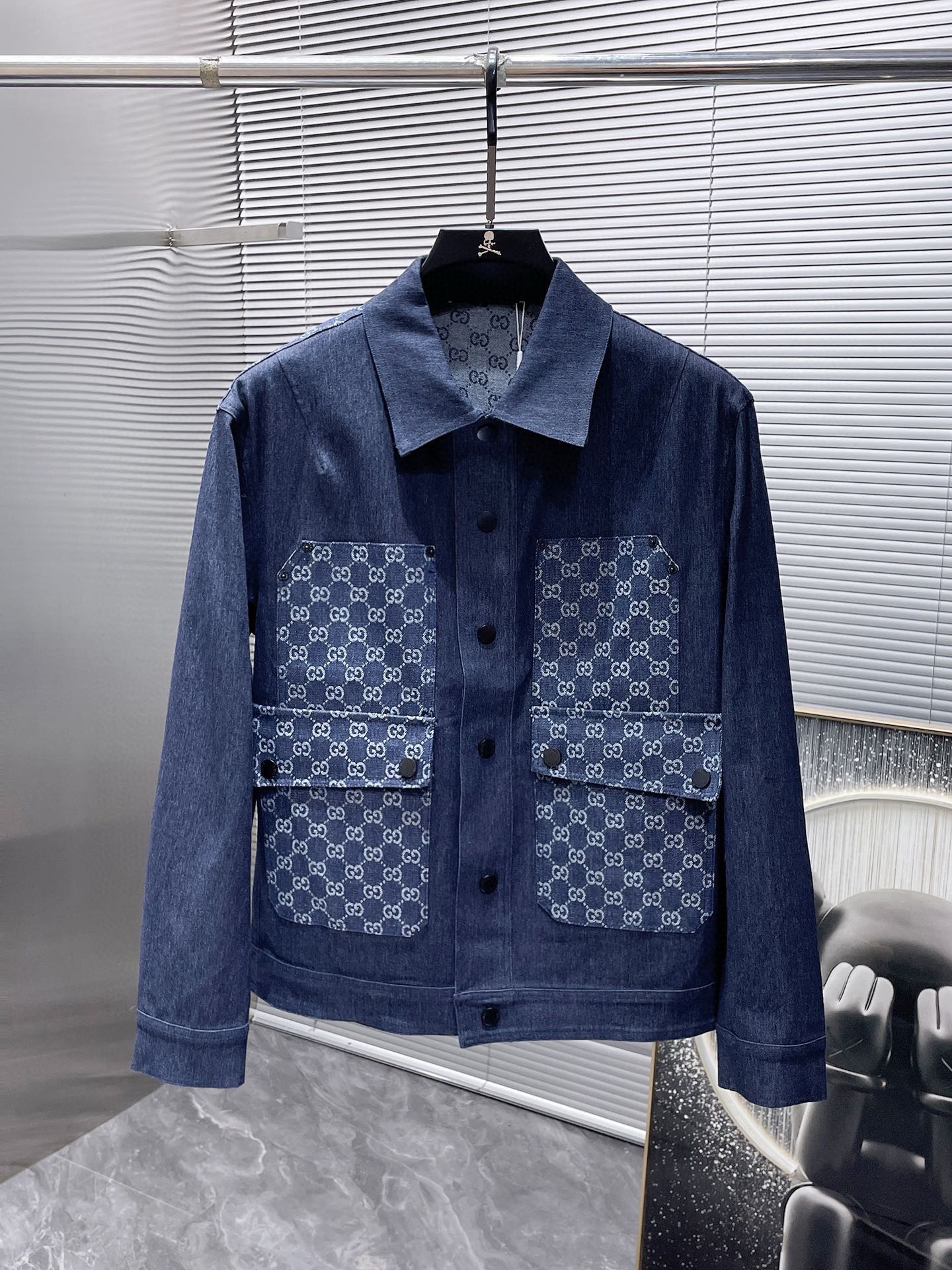 Gucci GUCCI 2024 colección de principios de otoño, nueva chaqueta con cuello vuelto y paneles combinados, versión de al…