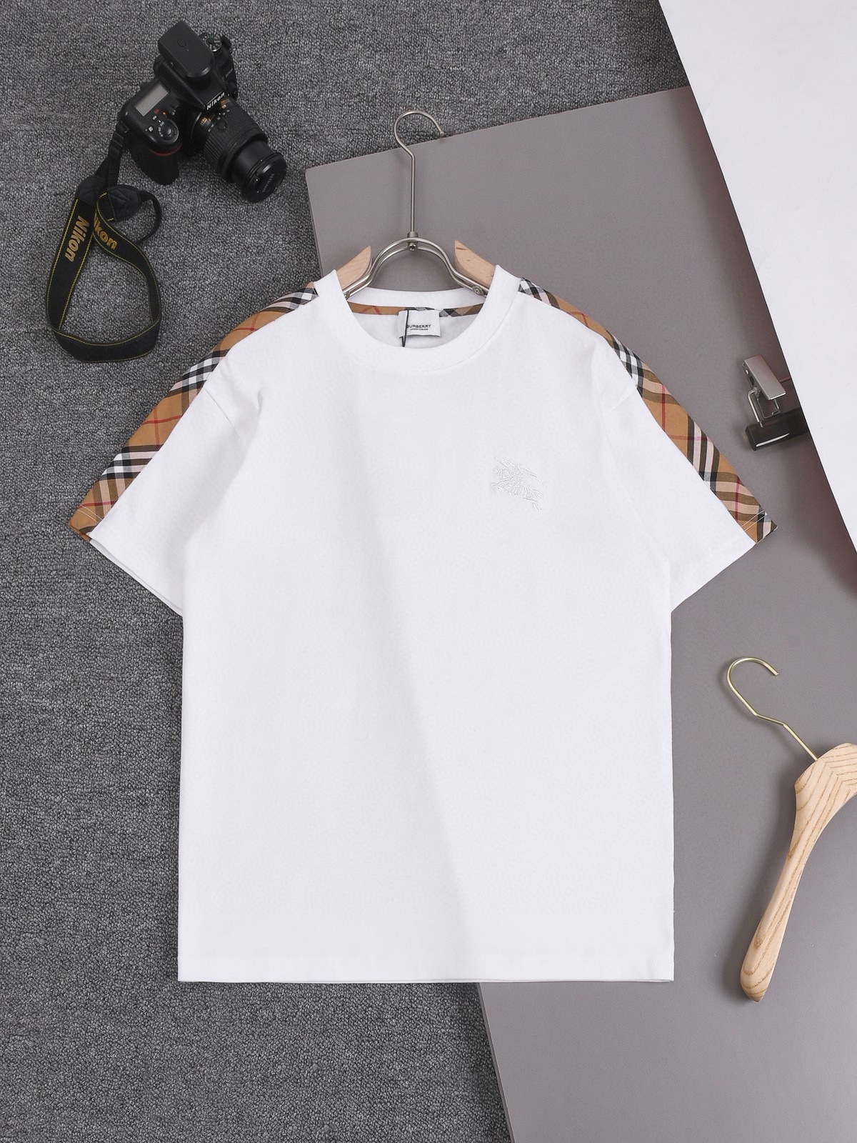 BURBERRY 巴宝莉 甄选280克定制面料 【顶级品质】 精制绣花Logo＋肩贴格子布点缀工艺 男女同款 尺码：S M L XL XXL 颜色：黑色 白色