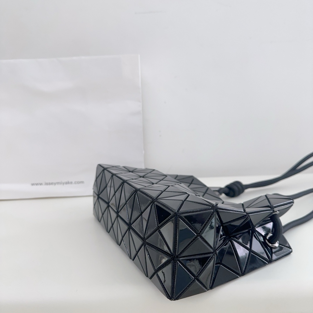 Issey Miyake Loop Series Tofu Bag - Adjustable Crossbody Shoulder Bag 5 i1736140411292 4102 0 4