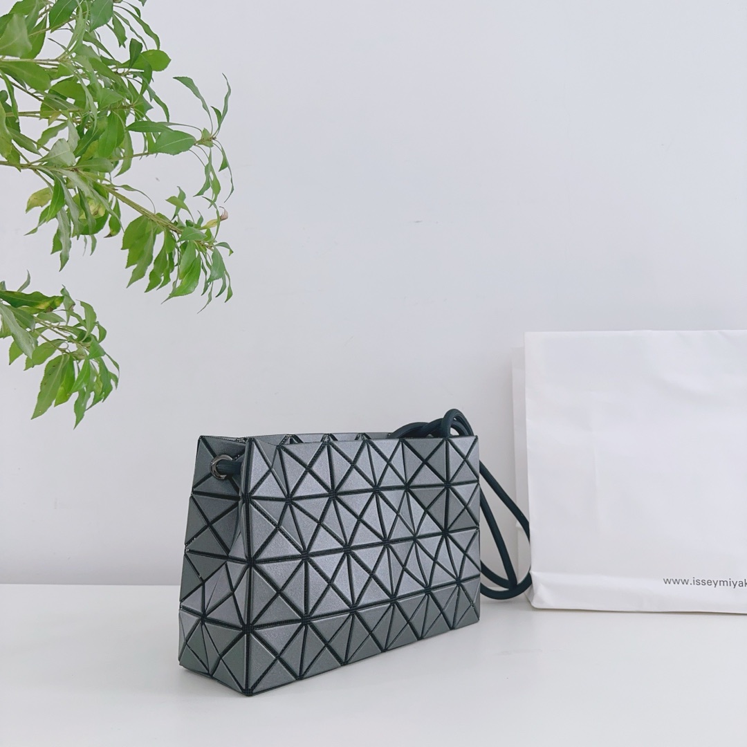 Issey Miyake Loop Bao Bao Bag - Versatile Crossbody and Shoulder Bag 6 i1736144867673 1213 0 4