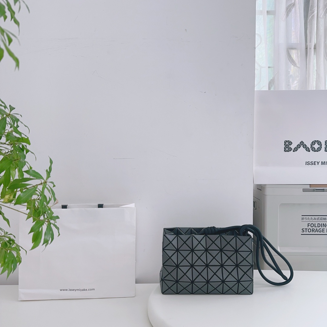 Issey Miyake Loop Bao Bao Bag - Versatile Crossbody and Shoulder Bag 3 i1736144867673 3755 0 1