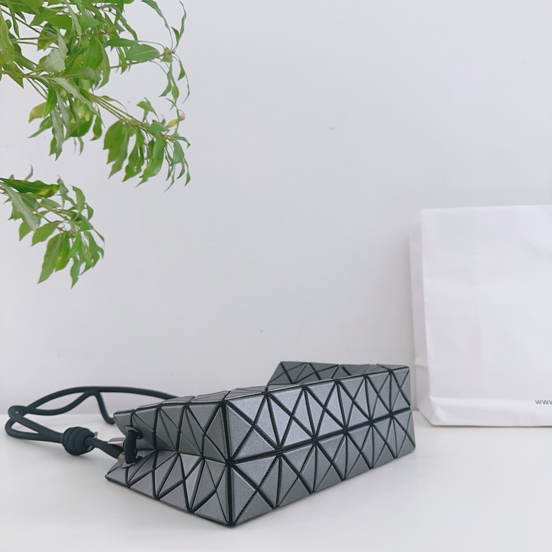 Issey Miyake Loop Bao Bao Bag - Versatile Crossbody and Shoulder Bag 5 i1736144867673 8250 0 3