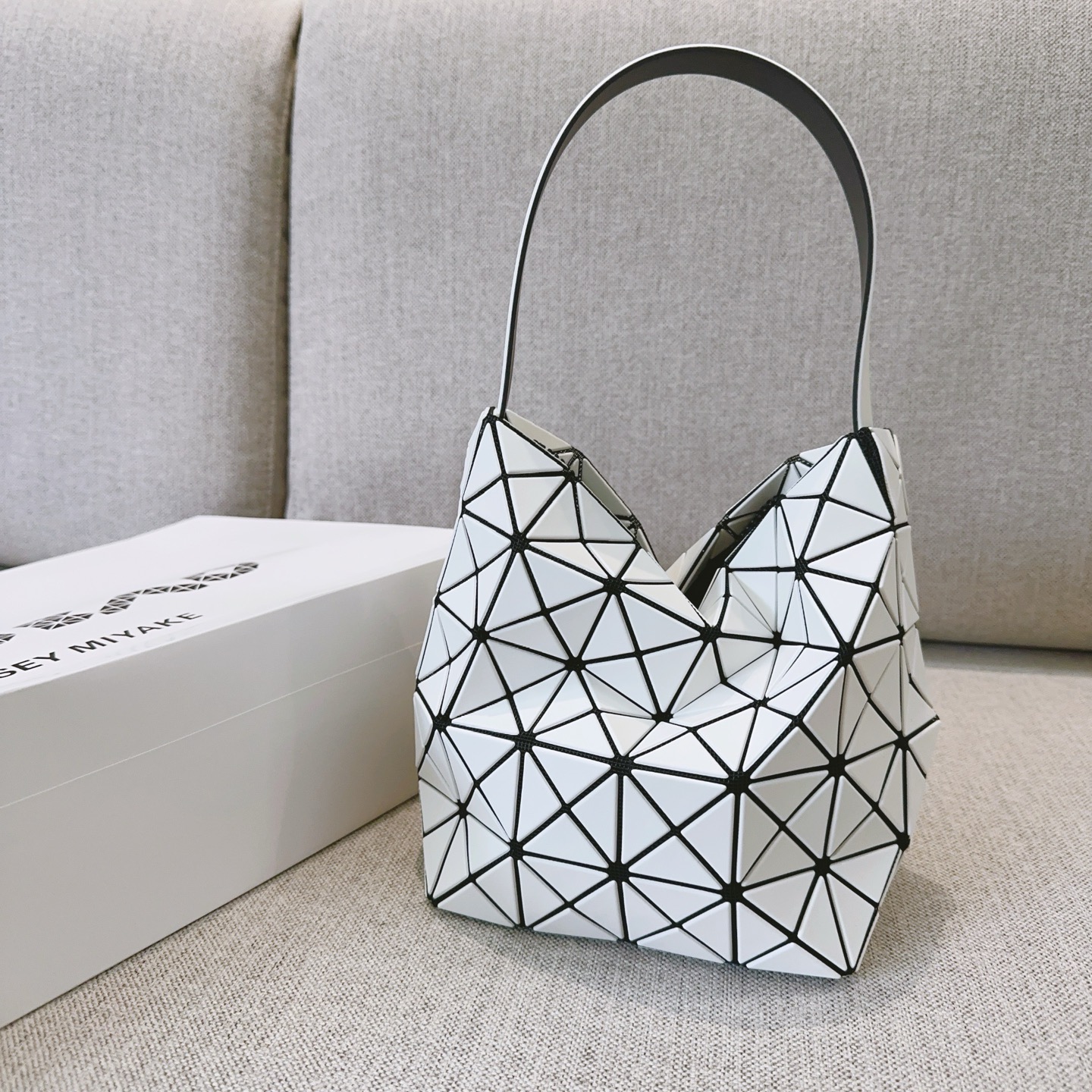 Issey Miyake 7th Limited Valley Ballet Bag White Hobo Handbag 4 i1756622857217 6849 0 2