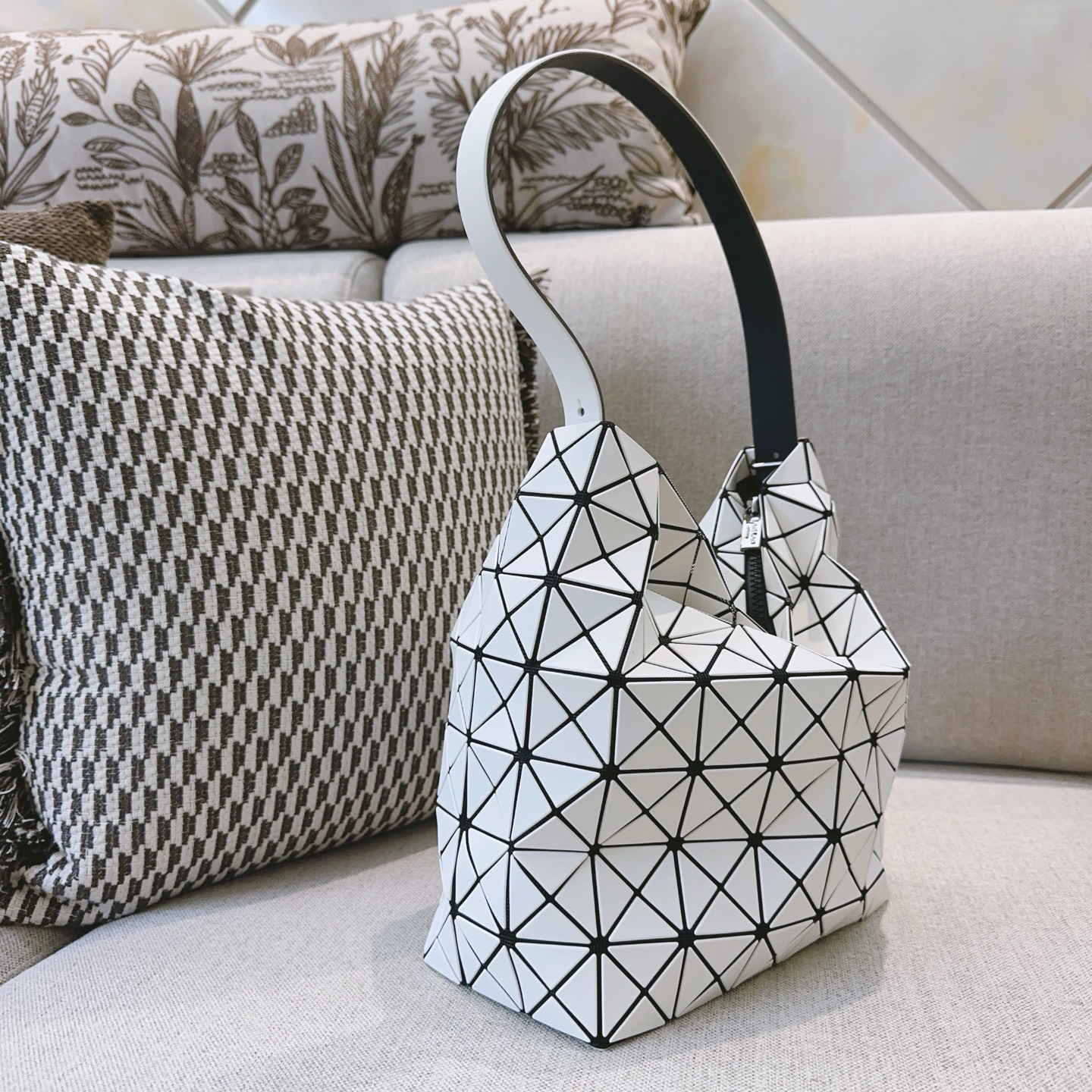 Issey Miyake 7-Month Limited Valley Ballet Bag Stylish Hobo Handbag 5 i1756625333150 5494 0 3