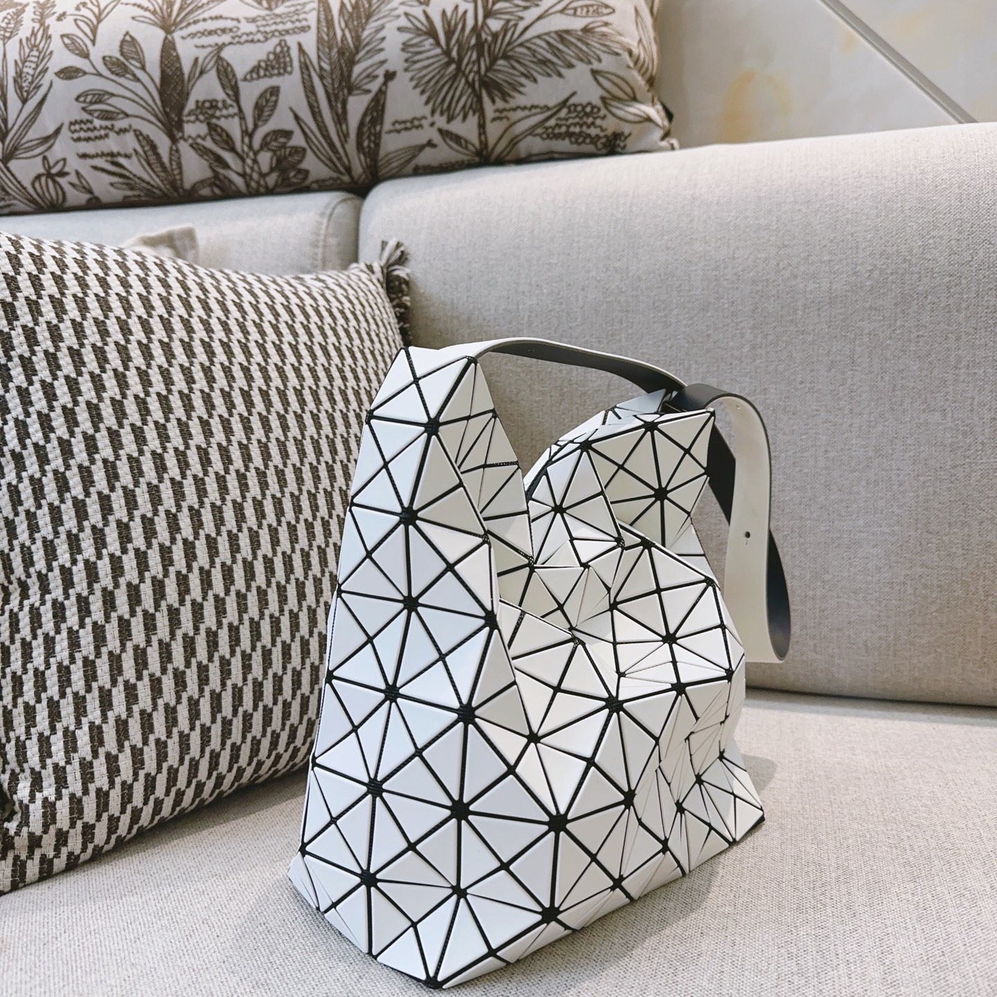 Issey Miyake 7-Month Limited Valley Ballet Bag Stylish Hobo Handbag 3 i1756625334042 4531 0 1