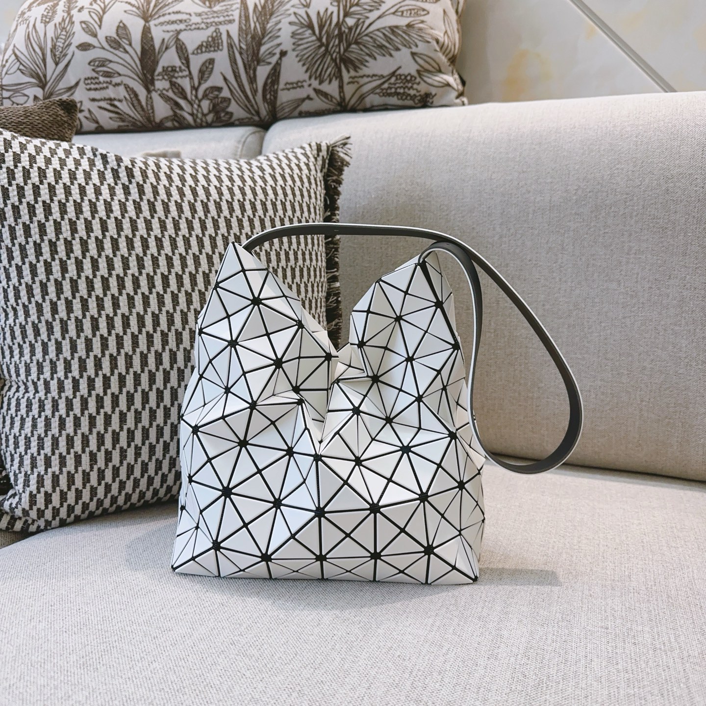 Issey Miyake 7-Month Limited Valley Ballet Bag Stylish Hobo Handbag 4 i1756625334047 7365 0 2