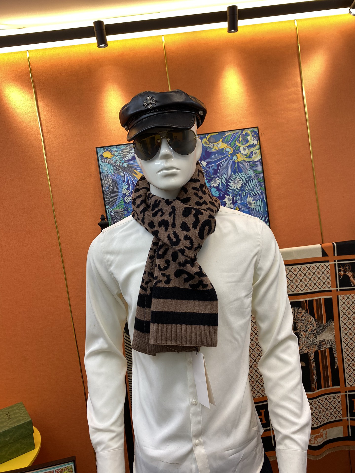 NO:163059,The coupon (Gucci) is very popular and very stable. We buy and cherish our men's scarves~~There are really few men's models, and only a few are sold in a year. They are all export orders, so it is difficult to encounter. Men's things are small and exquisite. Good-looking men's models must be collected!  This LV men's scarf has a very masculine style and is a very Classical design for men's style. The classic and large-scale material uses cashmere supplied by customers. It is super invincible, soft and glutinous, delicate and soft, and has excellent upper body effect. It looks beautiful, elegant and simple. It is a super good-looking male god color. Any boy will like it. Presbyopia is very exquisitely decorated, with texture but not ostentatious~ The tail is a little bit more benefit everyone~ Cashmere, specifications 30*180cm, with formal wear or casual wear, it is very suitable for folding or circle, it is completely OK, gentlemanly and stylish ~ warm demeanor, ordinary scarf, christian louboutin, gucci, louis vuitton19860909批（古驰）超级中意非常稳我们的男款围巾且买且珍惜~~男款真的很少,一年也就出几款,都是出口订单所以比较难遇.男人的东西讲究少而精,好看的男款一定要收！这款LV男士围巾,款式很有男性魅力,是男款里非常Classical的设计,经典大方面料采用的是客供的羊绒,超级无敌软糯糯,细腻柔软度都非常的好,上身效果无敌好看大气简约,超级好看的男神配色,任何男生都会喜欢的款吧,老花非常精致的点缀,有质感不张扬~尾单余一丢丢福利大家~羊绒,规格30*180cm搭配正装或者搭配休闲装都很合适~对折挂围或者绕圈围都完全可以,绅士有型~有温度的风度,普通围巾,christian louboutin,gucci,louis vuitton,scarf