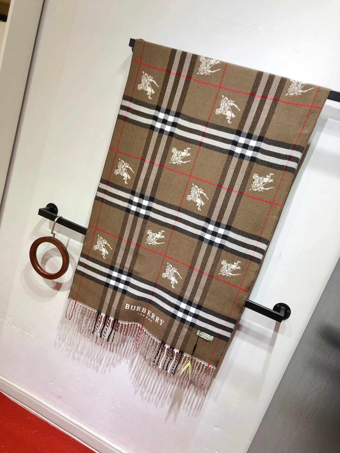 NO:163633,The latest models are popular all over the world (Burberry) counters out of stock!  !  Ours is finally here!  !  !  After waiting for a long time, we must definitely get the best quality production line to ensure perfect quality. Exclusive and awesome quality must make us sisters openly beautiful!  !  Perfect presentation, super quality and super satisfactory!  Recommended to vomit old blood!  !  On one side of the lattice and the other side of presbyopia, I will send you 