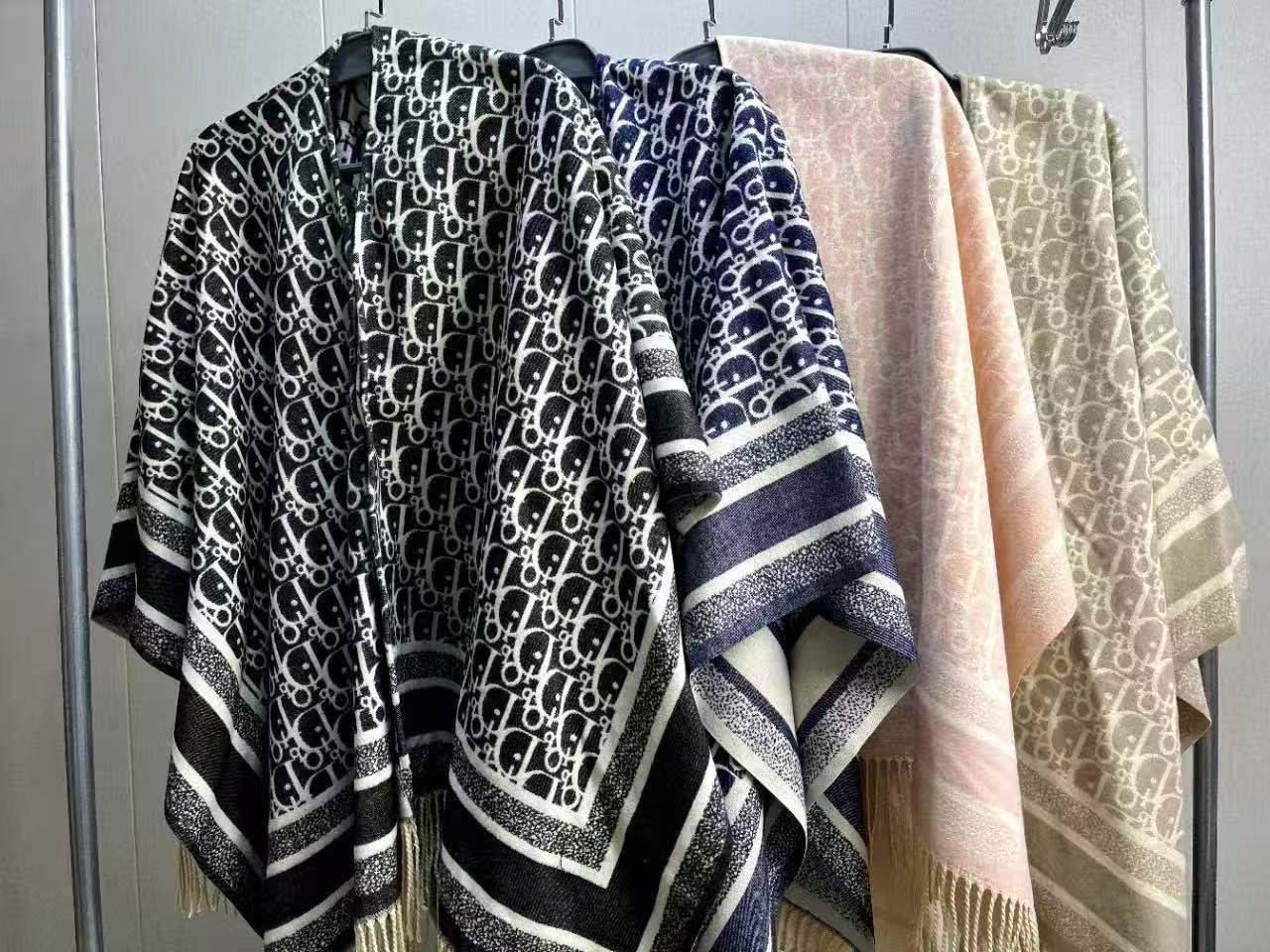 NO:541742,Batch 80 official website is selling 21515 - the latest 'Grey Silver-Letter Cloak' Size 140x180cm Material 84 cashmere, 12 viscose fiber, 4 polyester fiber Using metallic luster thread weaving technology  The classic letter jacquard design shows unparalleled elegance and taste. The elegant granny gray tone is gentle and elegant, and the tassel design is smart and elegant. Whether it is a shawl shape, a coat, or even a home blanket, it can be easily controlled. It is multi-purpose, practical and versatile.  Regardless of your height, it is simply a must-have item for every girl. Whether it is a daily match or an important occasion, this cape can add points to your style and make you exude unique charm at any time. It is warm and soft, and the touch of milk compress makes people unable to put it down. Available in four colors.  Ordinary scarves, ordinary scarves, jackets &   coats,blankets,shawls19860909批80官网在售21515 - 最新《灰银-字母斗篷》 尺寸140x180cm 材质84 山羊绒,12 粘胶纤维,4 聚酯纤维 采用金属光泽线机织工艺 经典字母提花设计,彰显无与伦比的优雅与品味.气质奶奶灰的色调,温柔典雅,流苏设计灵动飘逸,无论是披肩造型,还是作为外套、甚至家居毯子使用,都能轻松驾驭.多用途、实用性强,百搭不挑身高,简直是每位女孩子的必备单品.无论是日常搭配,还是重要场合,这款斗篷都能为你造型加分,让你在任何时刻都散发独特魅力.温暖柔软,奶敷敷的触感,让人忍不住爱不释手.四色入. 普通围巾,普通围巾,jackets & coats,blankets,shawls,scarf