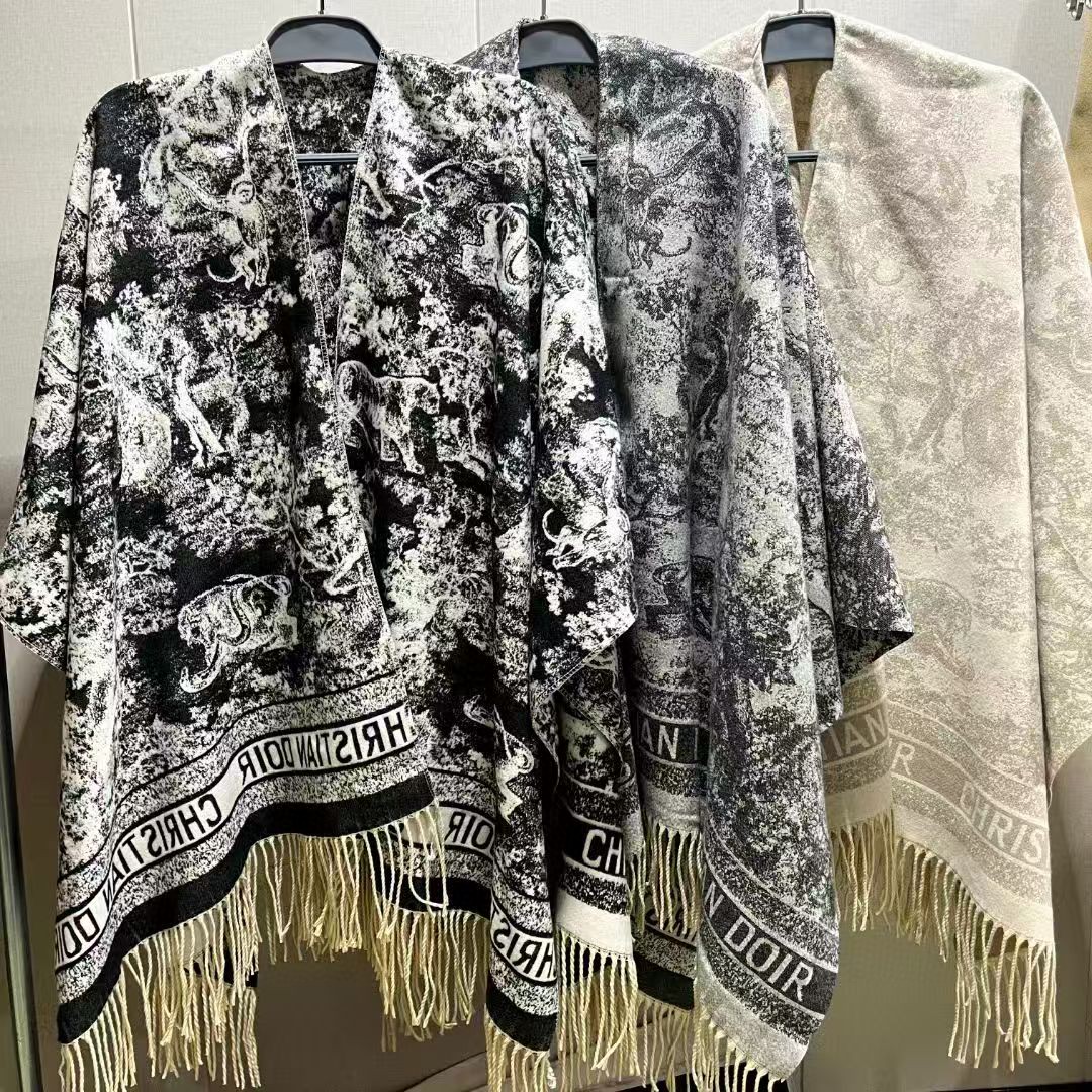 批140💰【▪️Dior新款伊如动物丛林丝披肩！纯粹的高级和时髦感！太有品味了！！】好看死了，质感有腔调！！Dior招牌的动物元素披肩~太好围了，随便围围都好看啊！！真的超级有气质有气场。这个元素的系列单品都好火的！！很佩服一线的设计水准，上身就是这么美！！双面双色设计，一条披肩等于两条🦋穿出高级感！面料柔软肌理，超级舒适，非一般的享受，真的非常棒，这种高质感，真心赞！！有内涵有深度的高级感！三色齐！
尺寸规格:140✖️140cm