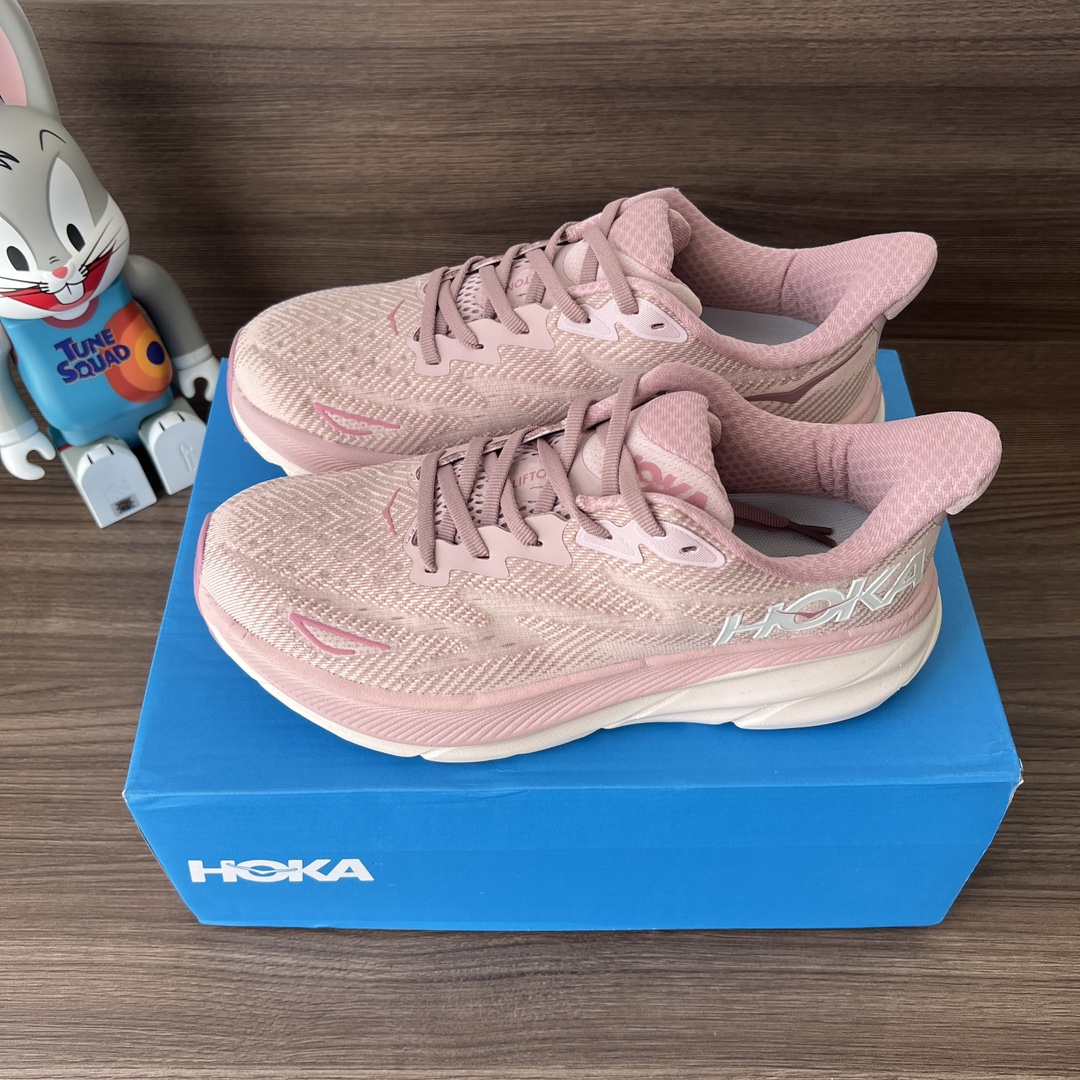 NO:242097,Top HOKA ONE ONE CLIFTON 9 Pink Clifton Series Upper: Use lightweight and breathable knitted mesh and yarn to enhance the strength and support performance of the upper. Paired with a soft tongue to make your feet run more smoothly in a comfortable wrap. The new foam midsole is soft and enhances rebound performance. Provides a smoother and smoother foot feeling for different runners, bringing comprehensive cushioning protection!  Number of codes: 36-45 (including half code). Code: 1127896-PMPW Full set of gift packaging: poison card poison buckle poison tag cotton socks poison box., casual shoes/sports shoes, christian louboutin, sneakers19860909顶级HOKA ONE ONE CLIFTON 9 粉色克里夫顿系列 鞋面:采用轻盈透气的针织网面和纱线,增强鞋面的强度和支撑性能 搭配柔软的鞋舌 让双脚在舒适包裹中跑的更加畅快 全新泡棉中底 柔软的同时增强回弹性能 为不同跑者提供更平稳流畅的脚感 带来全面的缓冲保护！ 码数:36-45码(含半码). 编码: 1127896-PMPW 全套得物包装:毒卡 毒扣 毒吊牌 棉袜 毒盒.,休闲鞋/运动鞋,christian louboutin,sneakers,Women's Shoes