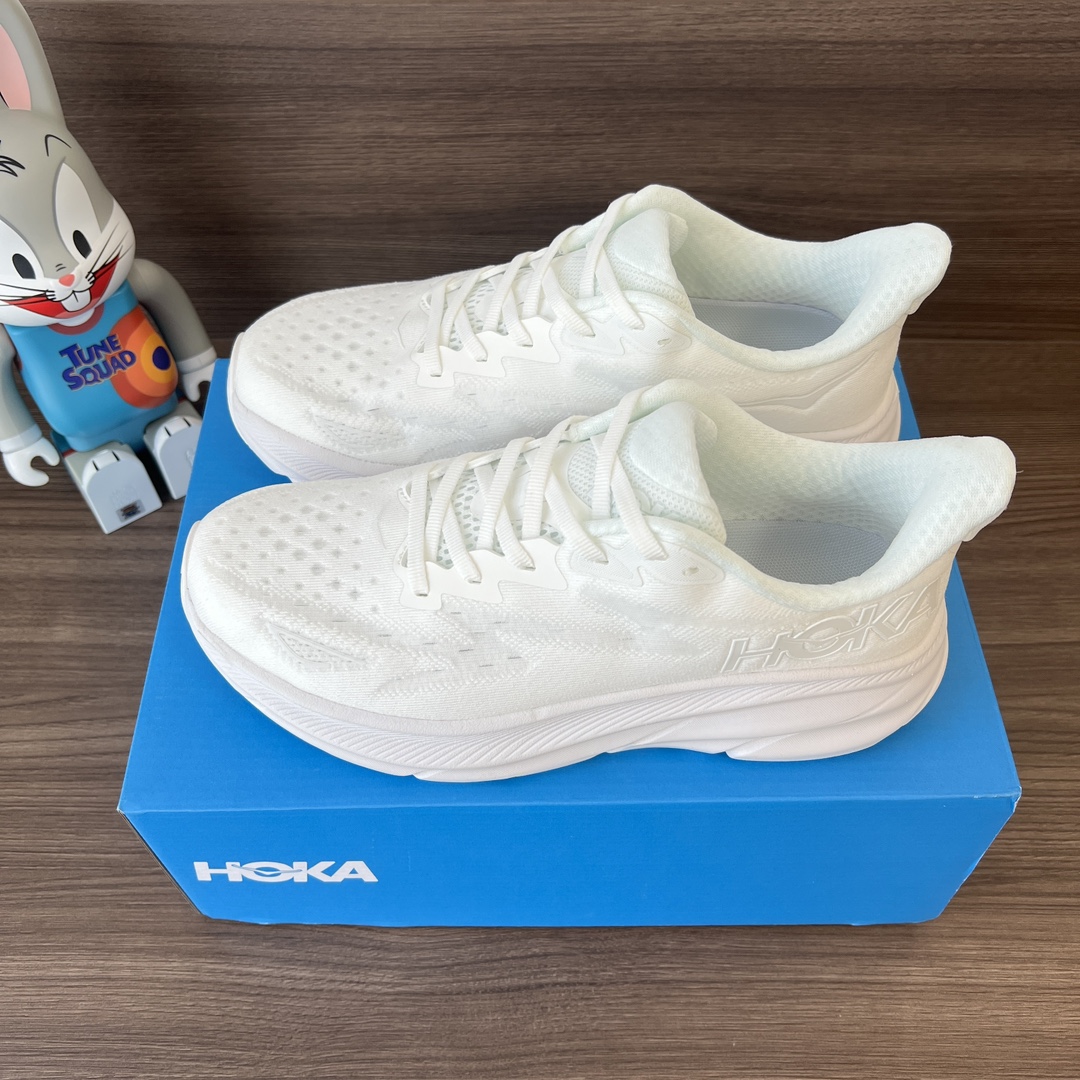 NO:242109,Top HOKA ONE ONE CLIFTON 9 White Clifton Series Upper: Use lightweight and breathable knitted mesh and yarn to enhance the strength and support performance of the upper. Paired with a soft tongue to make your feet run more smoothly in a comfortable wrap. The new foam midsole is soft and enhances rebound performance. Provides a smoother and smoother foot feeling for different runners, bringing comprehensive cushioning protection!  Number of codes: 36-45 (including half code). Code: 1127895-WWH Full set of gift packaging: poison card poison buckle poison tag cotton socks poison box., casual shoes/sports shoes, christian louboutin, sneakers19860909顶级HOKA ONE ONE CLIFTON 9 白色 克里夫顿系列 鞋面:采用轻盈透气的针织网面和纱线,增强鞋面的强度和支撑性能 搭配柔软的鞋舌 让双脚在舒适包裹中跑的更加畅快 全新泡棉中底 柔软的同时增强回弹性能 为不同跑者提供更平稳流畅的脚感 带来全面的缓冲保护！ 码数:36-45码(含半码). 编码: 1127895-WWH 全套得物包装:毒卡 毒扣 毒吊牌 棉袜 毒盒.,休闲鞋/运动鞋,christian louboutin,sneakers,Women's Shoes