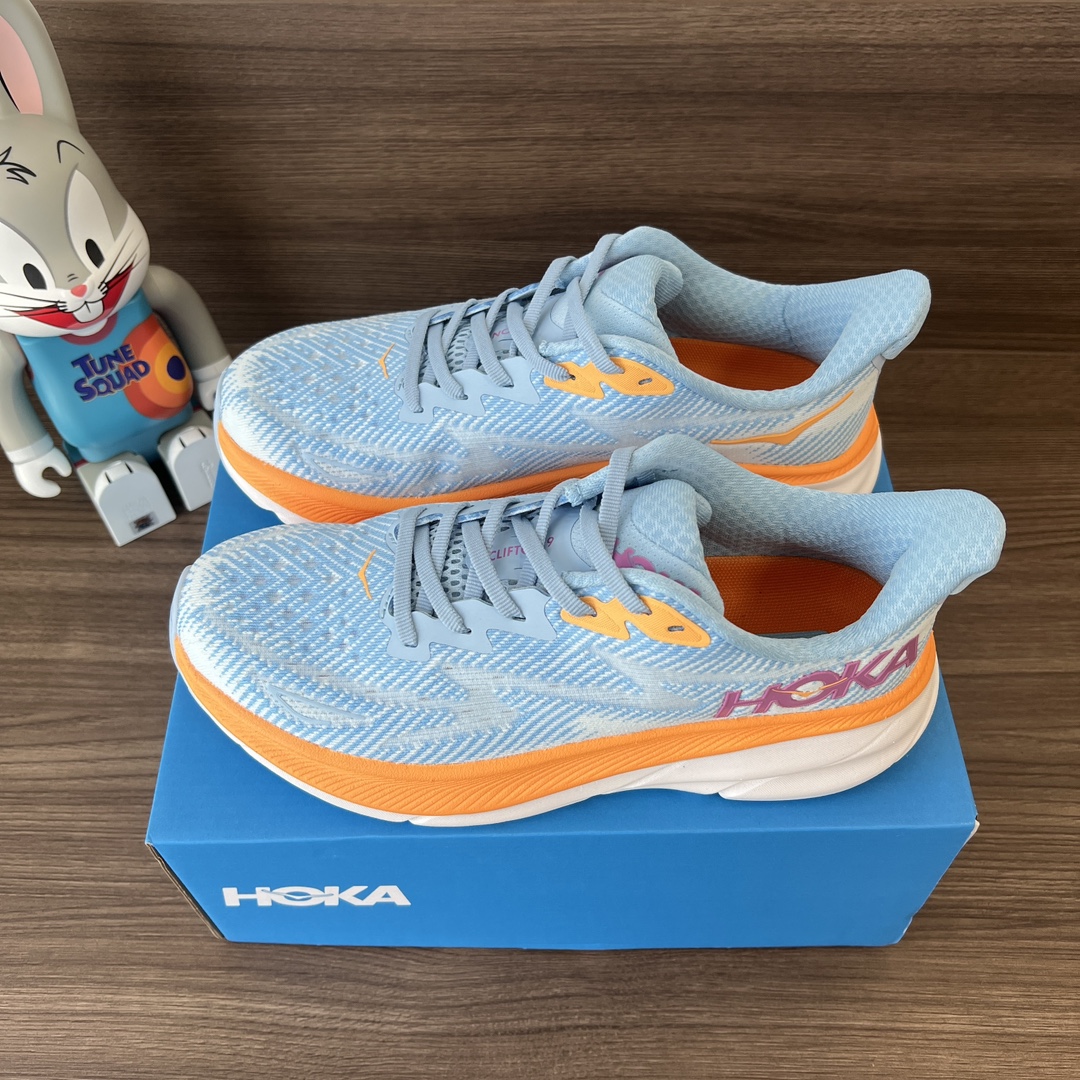 NO:242115,Top HOKA ONE ONE CLIFTON 9 White, Orange and Blue Clifton Series Upper: Use light and breathable knitted mesh and yarn to enhance the strength and support performance of the upper. Paired with a soft tongue to make your feet run more smoothly in a comfortable wrap. The new foam midsole is soft and enhances rebound performance. It provides a smoother and smoother foot feeling for different runners, bringing comprehensive cushioning protection!  Number of codes: 36-45 (including half code). Code: 1127896-ABIW Full set of gift packaging: poison card poison buckle poison tag cotton socks poison box., casual shoes/sports shoes, christian louboutin, sneakers19860909顶级HOKA ONE ONE CLIFTON 9 白橙蓝 克里夫顿系列 鞋面:采用轻盈透气的针织网面和纱线,增强鞋面的强度和支撑性能 搭配柔软的鞋舌 让双脚在舒适包裹中跑的更加畅快 全新泡棉中底 柔软的同时增强回弹性能 为不同跑者提供更平稳流畅的脚感 带来全面的缓冲保护！ 码数:36-45码(含半码). 编码: 1127896-ABIW 全套得物包装:毒卡 毒扣 毒吊牌 棉袜 毒盒.,休闲鞋/运动鞋,christian louboutin,sneakers,Women's Shoes