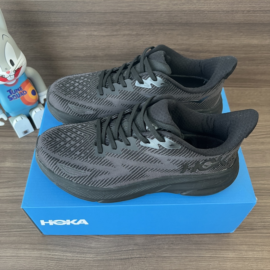 NO:242158,Top HOKA ONE ONE CLIFTON 9 Black Clifton Series Upper: Lightweight and breathable knitted mesh and yarn to enhance the strength and support performance of the upper. Paired with a soft tongue to make your feet run more smoothly in a comfortable wrap. The new foam midsole is soft and enhances rebound performance. It provides a smoother and smoother foot feeling for different runners, bringing comprehensive cushioning protection!  Number of codes: 36-45 (including half code). Code: 1132211-BBLC Full set of gift packaging: poison card poison buckle poison tag cotton socks poison box., casual shoes/sports shoes, christian louboutin, sneakers19860909顶级HOKA ONE ONE CLIFTON 9 黑色 克里夫顿系列 鞋面:采用轻盈透气的针织网面和纱线,增强鞋面的强度和支撑性能 搭配柔软的鞋舌 让双脚在舒适包裹中跑的更加畅快 全新泡棉中底 柔软的同时增强回弹性能 为不同跑者提供更平稳流畅的脚感 带来全面的缓冲保护！ 码数:36-45码(含半码). 编码: 1132211-BBLC 全套得物包装:毒卡 毒扣 毒吊牌 棉袜 毒盒.,休闲鞋/运动鞋,christian louboutin,sneakers,Women's Shoes