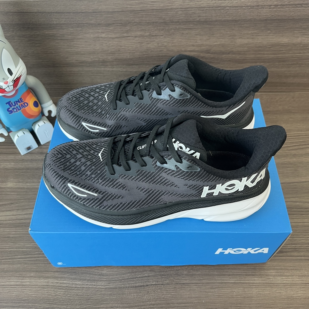NO:242121,Top HOKA ONE ONE CLIFTON 9 Black and White Clifton Series Upper: Use lightweight and breathable knitted mesh and yarn to enhance the strength and support performance of the upper. Paired with a soft tongue to make your feet run more smoothly in a comfortable wrap. The new foam midsole is soft and enhances rebound performance. It provides a smoother and smoother foot feeling for different runners, bringing comprehensive cushioning protection!  Number of codes: 36-45 (including half code). Code: 1132211-BWHT Full set of gift packaging: poison card poison buckle poison tag cotton socks poison box., casual shoes/sports shoes, christian louboutin, sneakers19860909顶级HOKA ONE ONE CLIFTON 9 黑白 克里夫顿系列 鞋面:采用轻盈透气的针织网面和纱线,增强鞋面的强度和支撑性能 搭配柔软的鞋舌 让双脚在舒适包裹中跑的更加畅快 全新泡棉中底 柔软的同时增强回弹性能 为不同跑者提供更平稳流畅的脚感 带来全面的缓冲保护！ 码数:36-45码(含半码). 编码: 1132211-BWHT 全套得物包装:毒卡 毒扣 毒吊牌 棉袜 毒盒.,休闲鞋/运动鞋,christian louboutin,sneakers,Women's Shoes