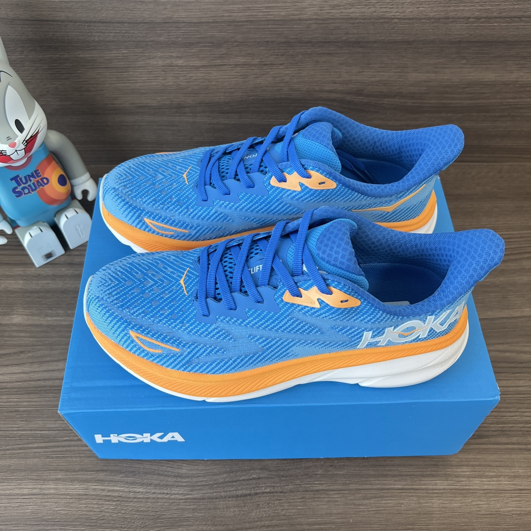 NO:242127,Top HOKA ONE ONE CLIFTON 9 Blue Orange Clifton Series Upper: Use lightweight and breathable knitted mesh and yarn to enhance the strength and support performance of the upper. Paired with a soft tongue to make your feet run more smoothly in a comfortable wrap. The new foam midsole is soft and enhances rebound performance. It provides a smoother and smoother foot feeling for different runners, bringing comprehensive cushioning protection!  Number of codes: 36-45 (including half code). Code: 1127895-CSAA Full set of gift packaging: poison card poison buckle poison tag cotton socks poison box., casual shoes/sports shoes, christian louboutin, sneakers19860909顶级HOKA ONE ONE CLIFTON 9 蓝橙 克里夫顿系列 鞋面:采用轻盈透气的针织网面和纱线,增强鞋面的强度和支撑性能 搭配柔软的鞋舌 让双脚在舒适包裹中跑的更加畅快 全新泡棉中底 柔软的同时增强回弹性能 为不同跑者提供更平稳流畅的脚感 带来全面的缓冲保护！ 码数:36-45码(含半码). 编码: 1127895-CSAA 全套得物包装:毒卡 毒扣 毒吊牌 棉袜 毒盒.,休闲鞋/运动鞋,christian louboutin,sneakers,Women's Shoes