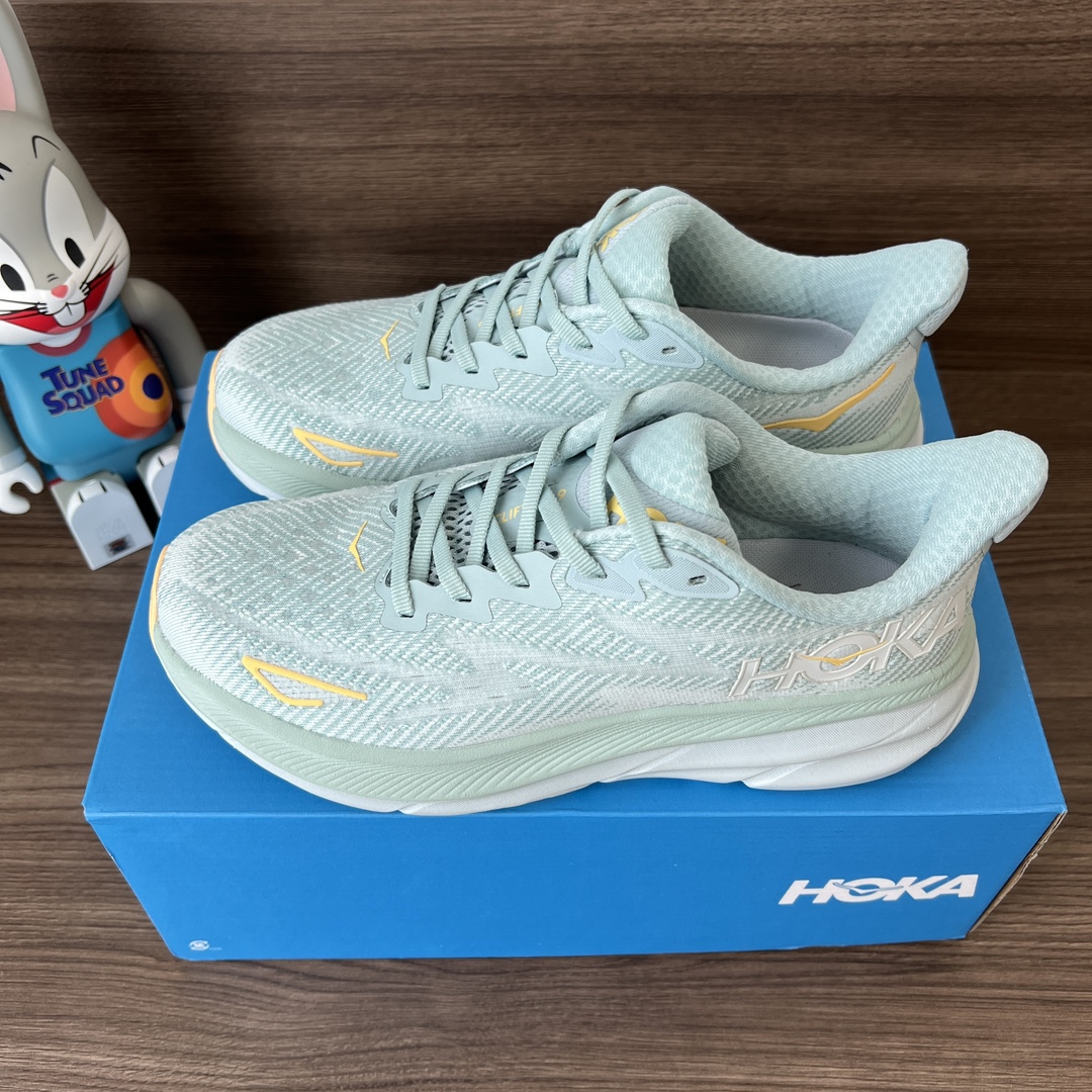 NO:242133,Top HOKA ONE ONE CLIFTON 9 Cloud Blue Clifton Series Upper: Use lightweight and breathable knitted mesh and yarn to enhance the strength and support performance of the upper. Paired with a soft tongue to make your feet run more smoothly in a comfortable wrap. The new foam midsole is soft and enhances rebound performance. It provides a smoother and smoother foot feeling for different runners, bringing comprehensive cushioning protection!  Number of codes: 36-45 (including half code). Code: 1127895-CBIF Full set of gift packaging: poison card poison buckle poison tag cotton socks poison box., casual shoes/sports shoes, christian louboutin, sneakers19860909顶级HOKA ONE ONE CLIFTON 9 云雾蓝 克里夫顿系列 鞋面:采用轻盈透气的针织网面和纱线,增强鞋面的强度和支撑性能 搭配柔软的鞋舌 让双脚在舒适包裹中跑的更加畅快 全新泡棉中底 柔软的同时增强回弹性能 为不同跑者提供更平稳流畅的脚感 带来全面的缓冲保护！ 码数:36-45码(含半码). 编码: 1127895-CBIF 全套得物包装:毒卡 毒扣 毒吊牌 棉袜 毒盒.,休闲鞋/运动鞋,christian louboutin,sneakers,Women's Shoes